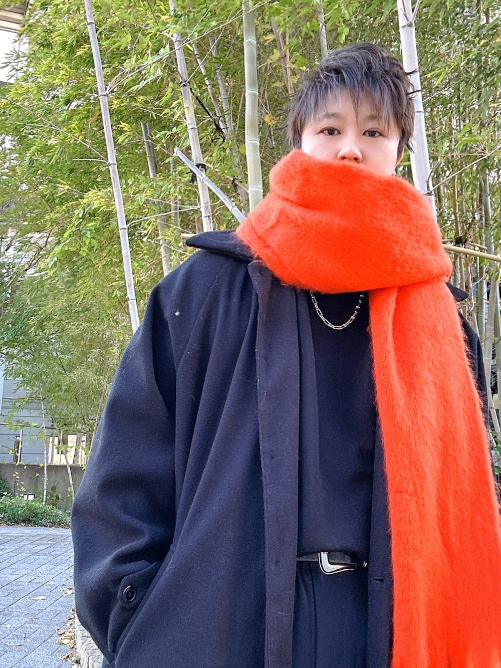「冬コーデ、お出かけコーデ、ホワイトコーデ、クリスマスに着たい服、オトナカジュアル、マフラー、マフラーコーデ、バラクラバ、オレンジ、オレンジニット、ブラック、ブラックコーデ」｜「adidasのadidas アディダス GRADAS グラダス IE9045 CORE/FTWR/SILV（スニーカー、ブラック系）」を使った、だぃすけさん（メンズ・170cm）の冬コーディネートの4枚目の写真