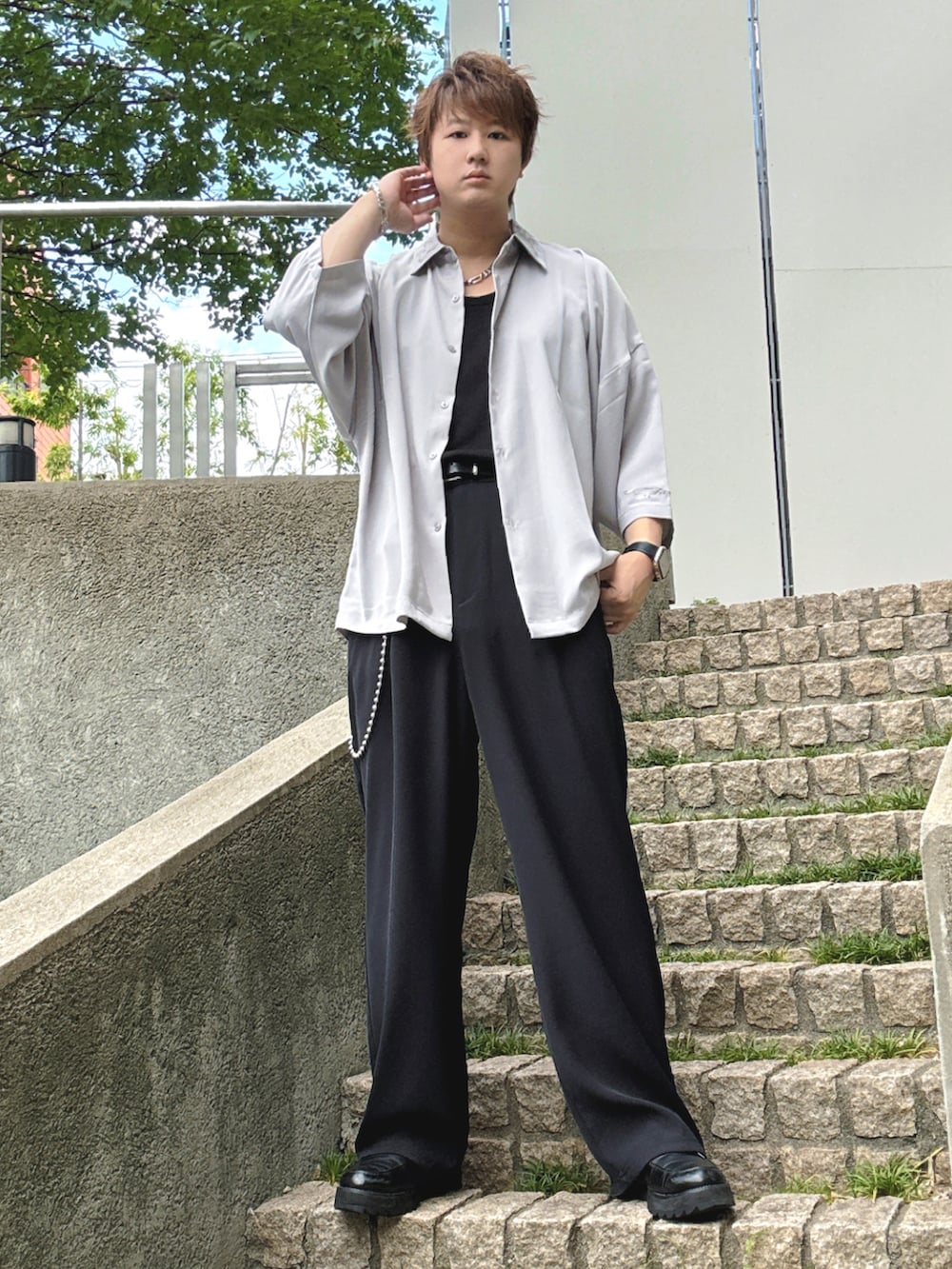 ブラック系のドレスシューズ、ブラック系のセットアップ、グレー系のシャツ/ブラウスを着用したメンズの夏コーディネートの3枚目の写真