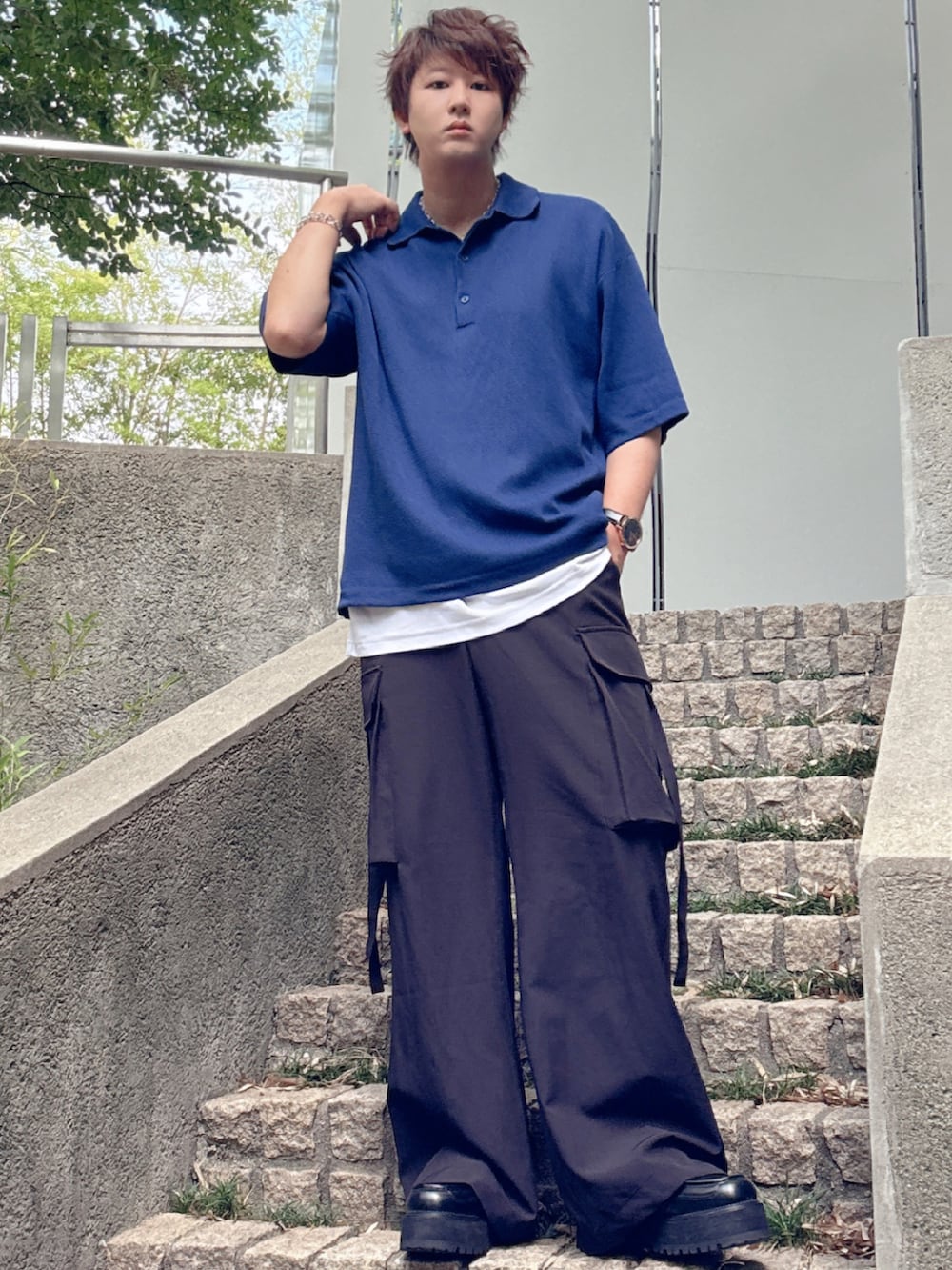 ブルー系のポロシャツ、ブラック系のカーゴパンツ、ブラック系のローファーを着用したメンズの秋コーディネートの2枚目の写真