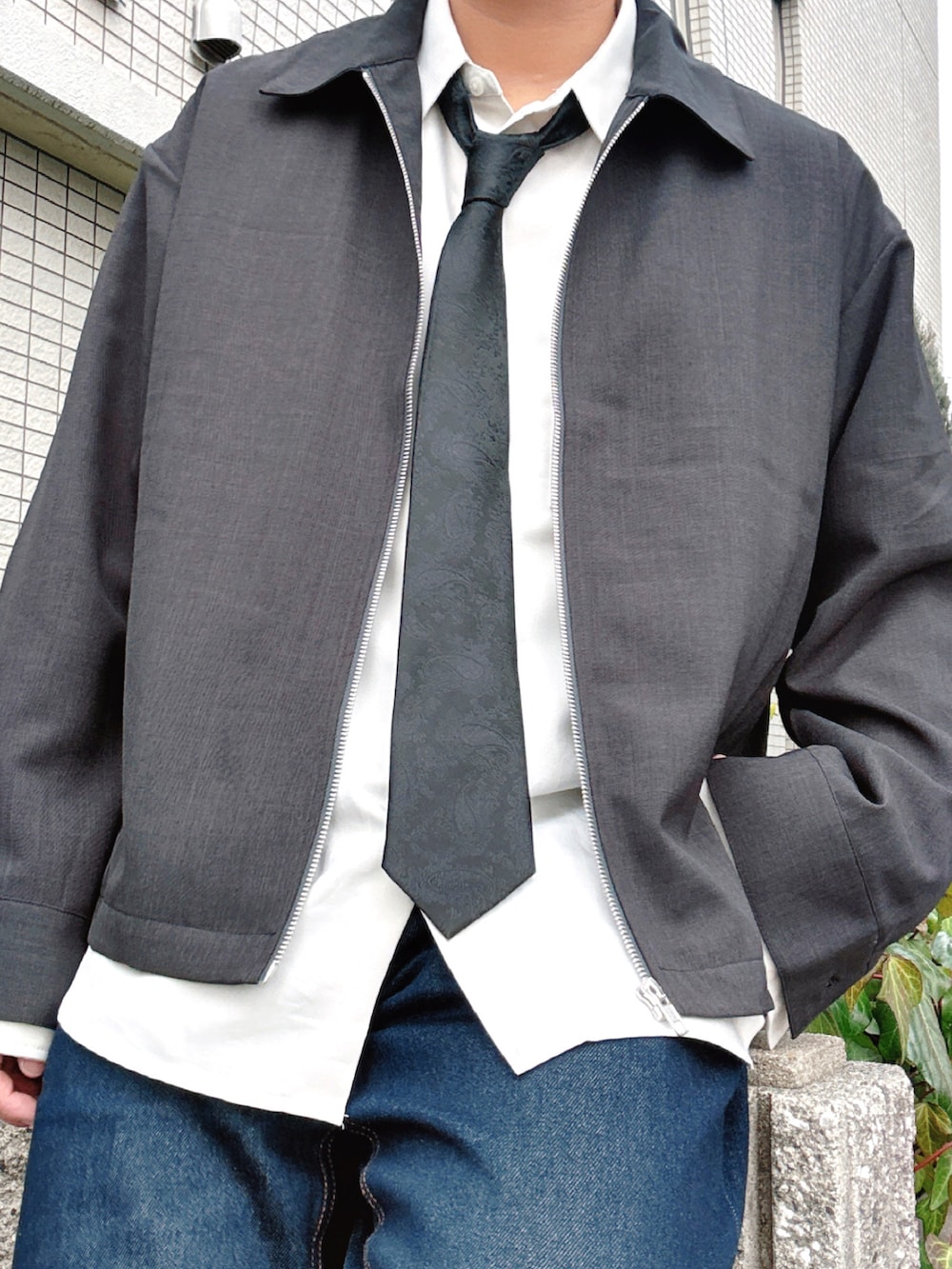 ホワイト系のシャツ/ブラウス、ブルー系のデニムパンツ、ブラック系のネクタイを着用したメンズの冬コーディネートの4枚目の写真