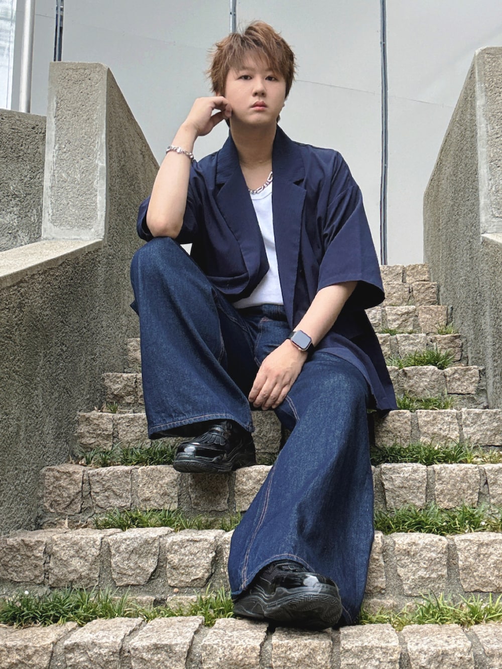 ブルー系のデニムパンツ、ブルー系のセットアップ、ブラック系のその他シューズを着用したメンズの夏コーディネートの4枚目の写真