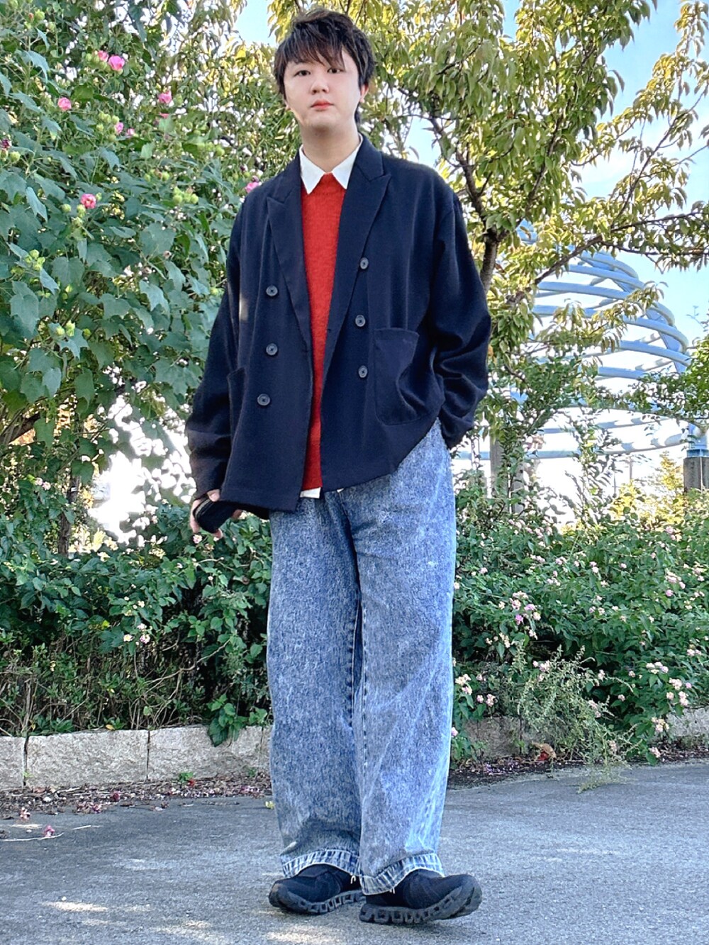 ブラウン系のニット/セーター、ホワイト系のシャツ/ブラウス、ブルー系のデニムパンツを着用したメンズの秋コーディネートの2枚目の写真