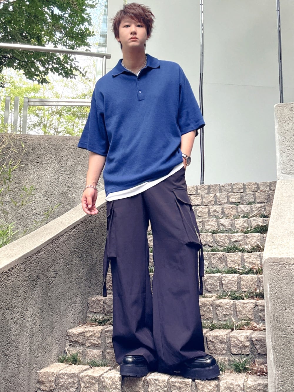 ブルー系のポロシャツ、ブラック系のカーゴパンツ、ブラック系のローファーを着用したメンズの秋コーディネートの4枚目の写真