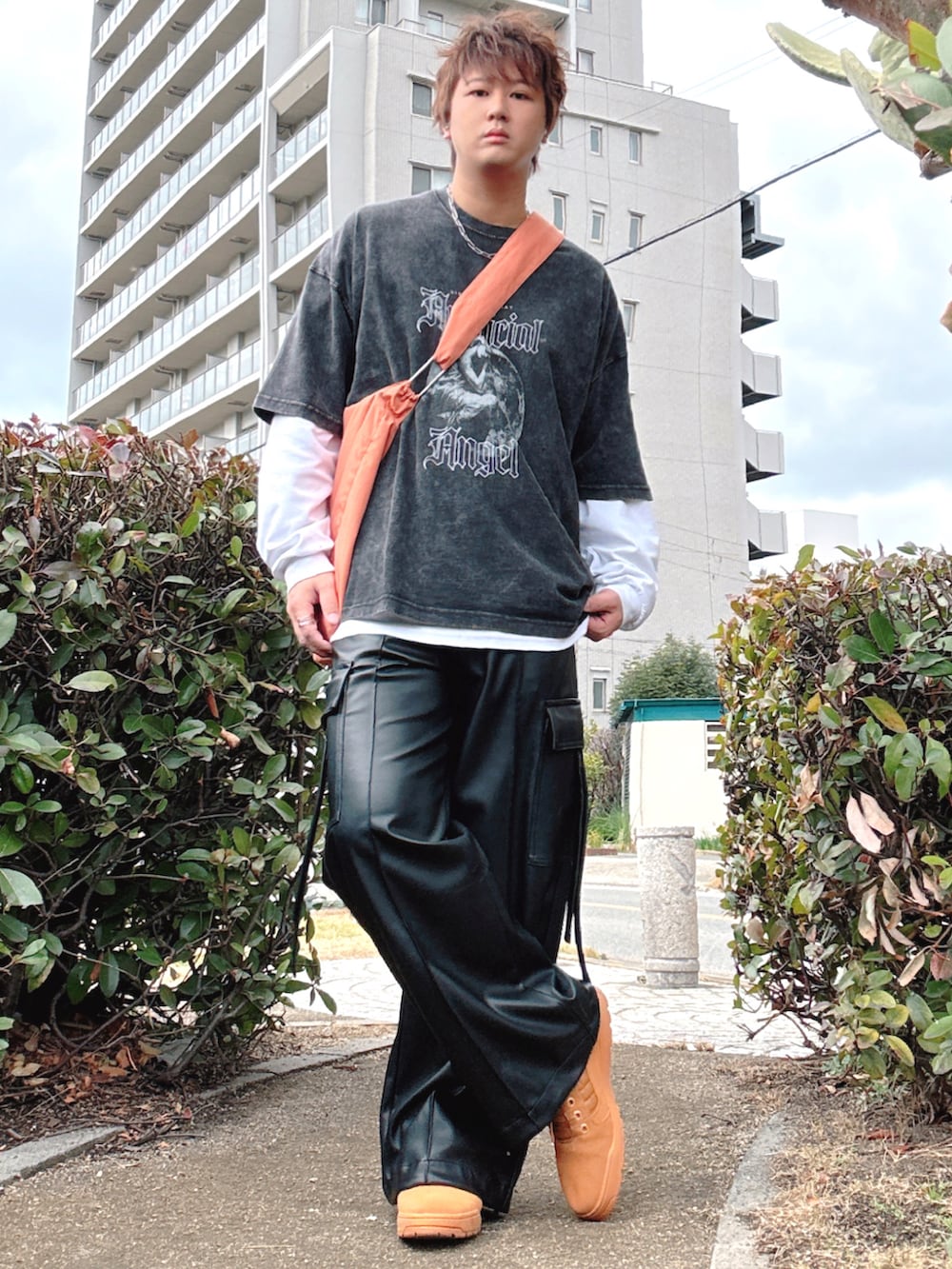 ブラック系のTシャツ/カットソー、ブラック系のカーゴパンツ、イエロー系のスニーカーを着用したメンズの春コーディネートの3枚目の写真