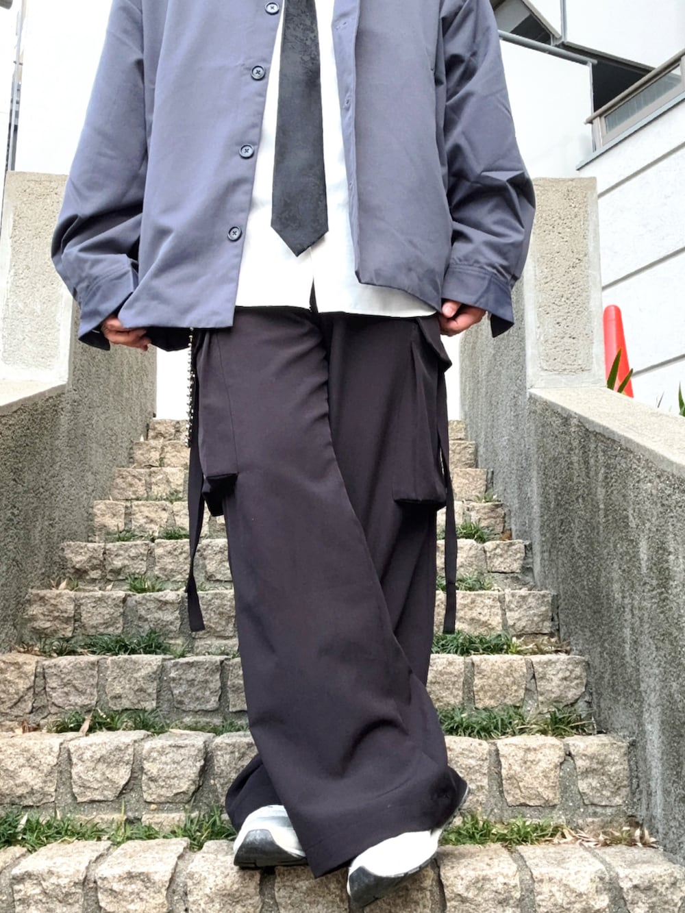 ホワイト系のシャツ/ブラウス、ブラック系のカーゴパンツ、グレー系のブルゾンを着用したメンズの春コーディネートの5枚目の写真