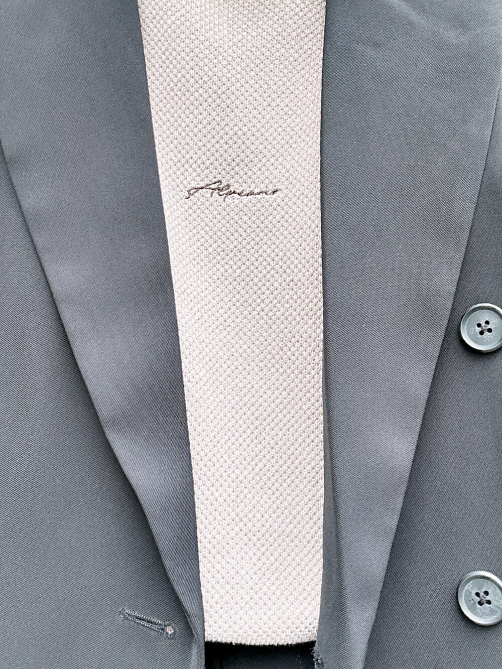 ブラック系のセットアップ、ベージュ系のTシャツ/カットソー、ブラック系のドレスシューズを着用したメンズの春コーディネートの5枚目の写真