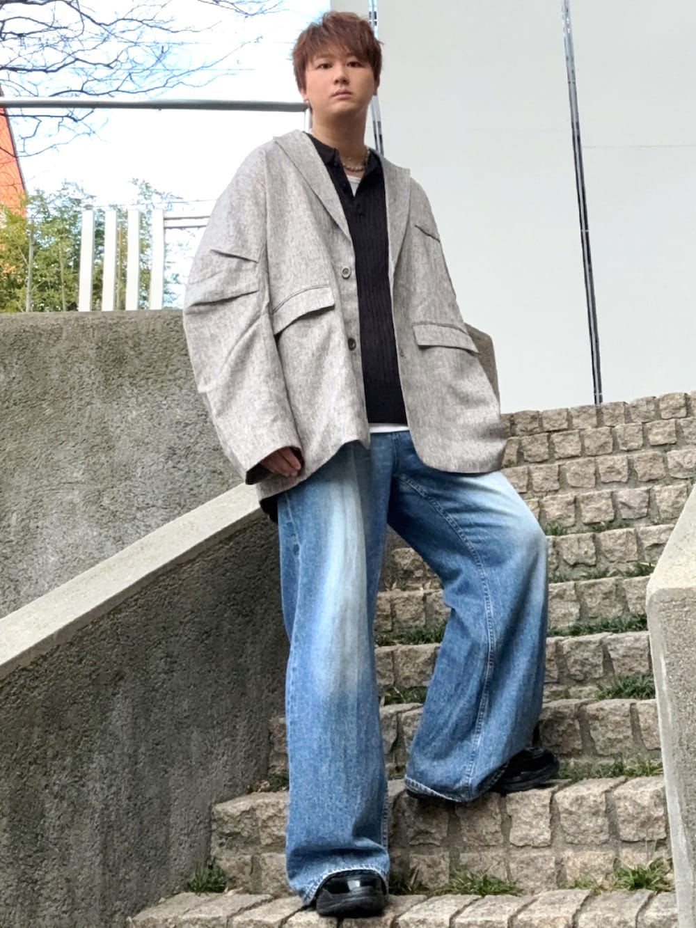 ベージュ系のテーラードジャケット、ブルー系のデニムパンツ、ブラック系のその他シューズを着用したメンズの春コーディネートの3枚目の写真