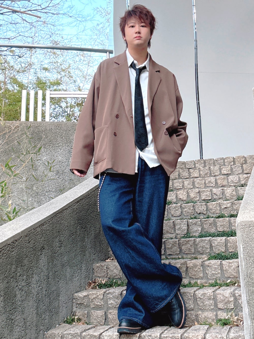 ブルー系のデニムパンツ、ホワイト系のシャツ/ブラウス、ブラック系のネクタイを着用したメンズの冬コーディネートの2枚目の写真
