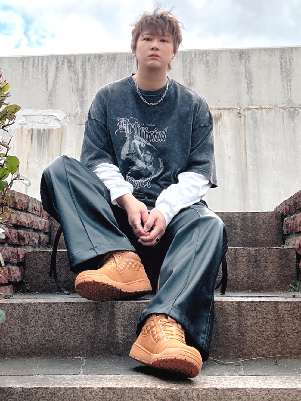 ブラック系のTシャツ/カットソー、ブラック系のカーゴパンツ、イエロー系のスニーカーを着用したメンズの春コーディネートの4枚目の写真