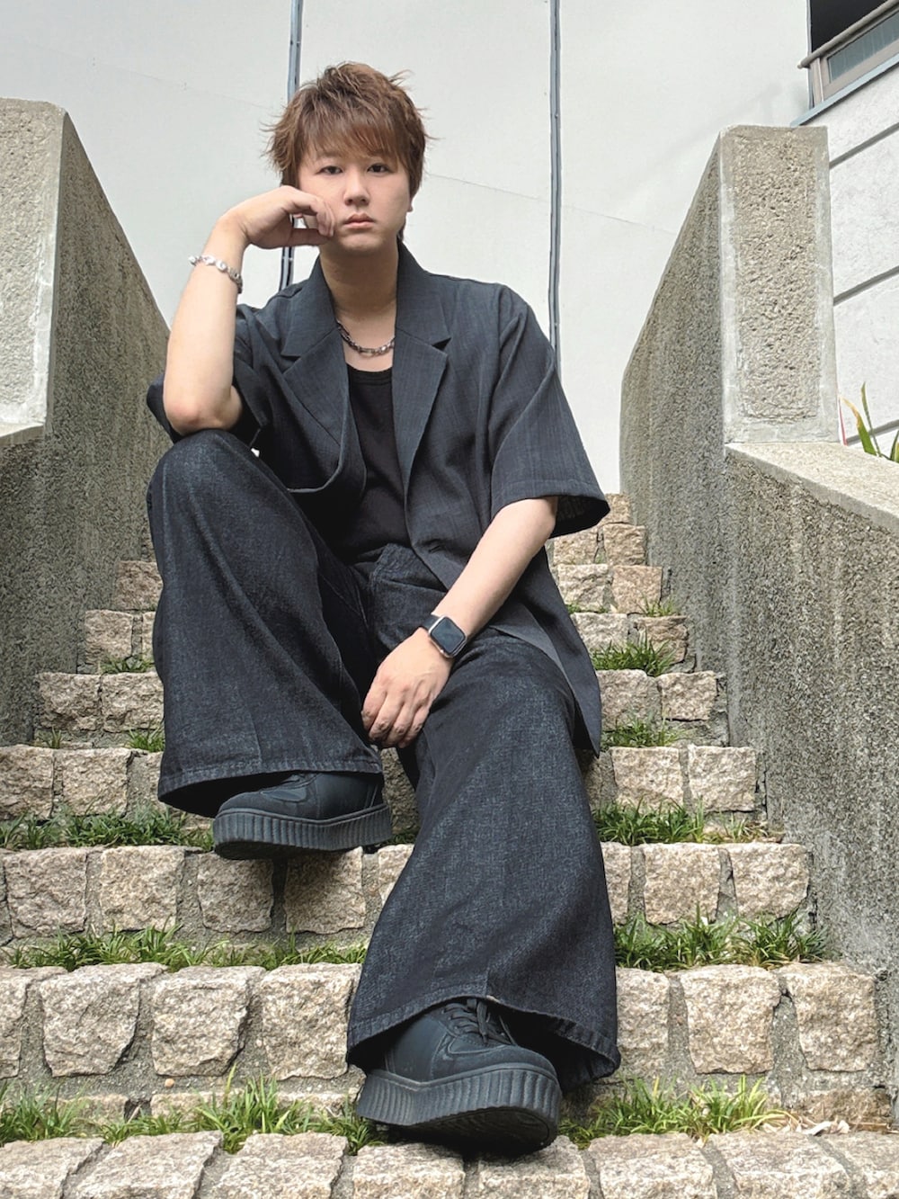 ブラック系のシャツ/ブラウス、ブラック系のデニムパンツ、ブラック系のスニーカーを着用したメンズの夏コーディネートの4枚目の写真