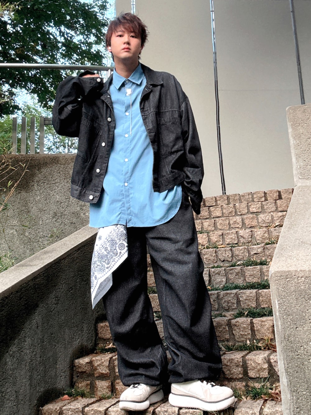 ブルー系のシャツ/ブラウス、ホワイト系のスニーカー、ブラック系のセットアップを着用したメンズの秋コーディネートの2枚目の写真