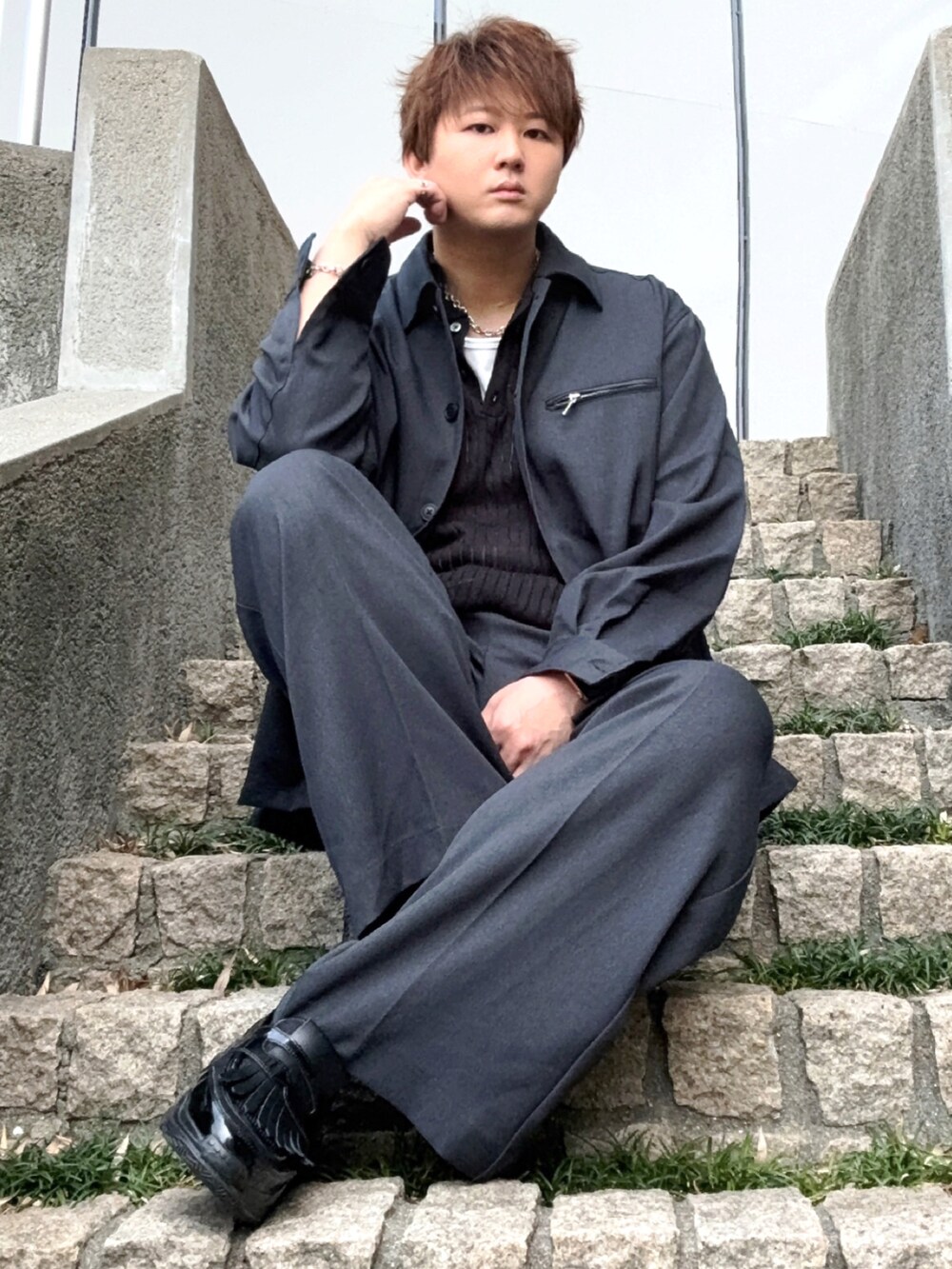 ブラック系のシャツ/ブラウス、ブラック系のスラックス、ブラック系のその他シューズを着用したメンズの春コーディネートの3枚目の写真