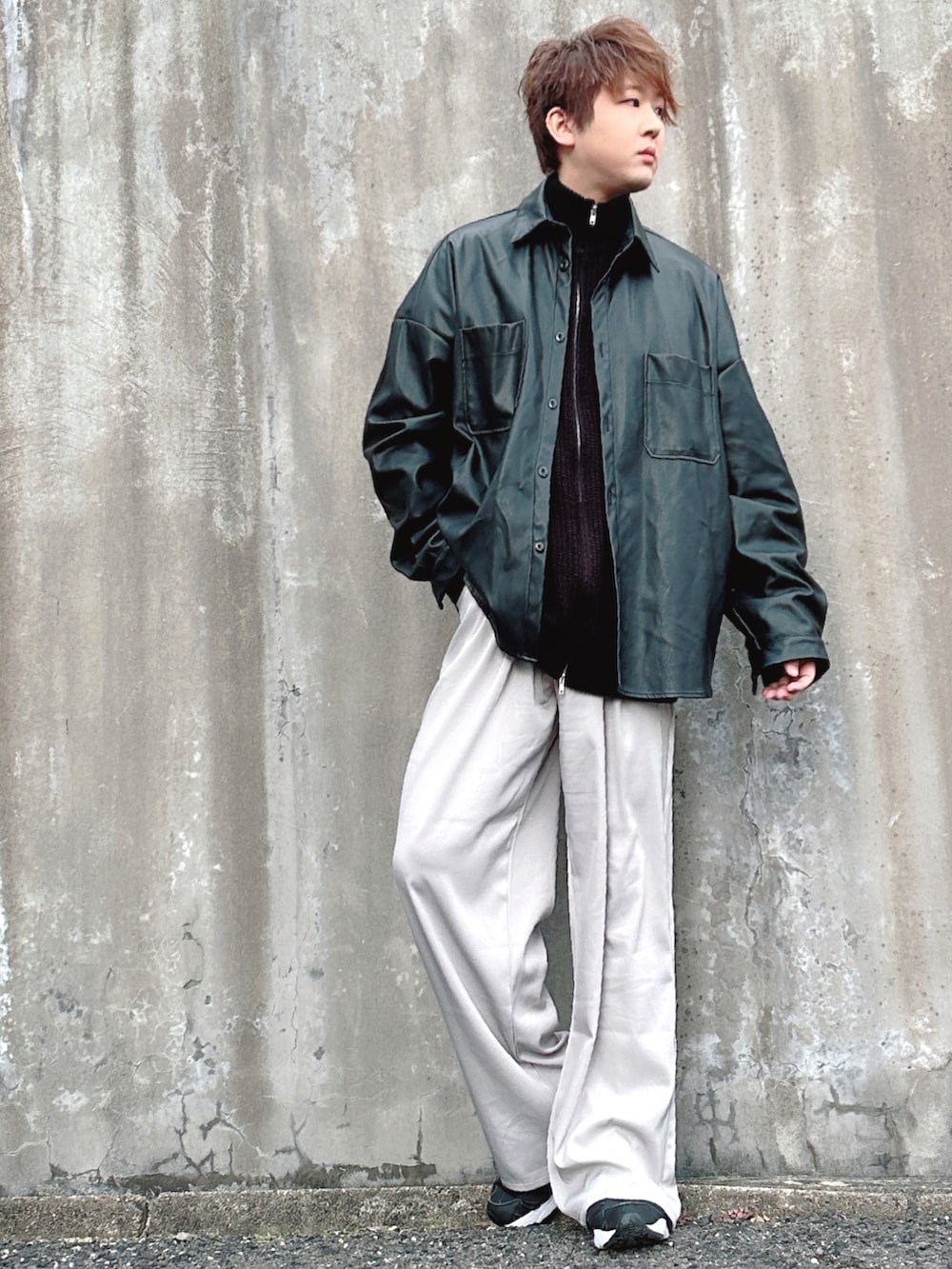 ブラック系のシャツ/ブラウス、ブラック系のニット/セーター、グレー系のスラックスを着用したメンズの冬コーディネートの2枚目の写真