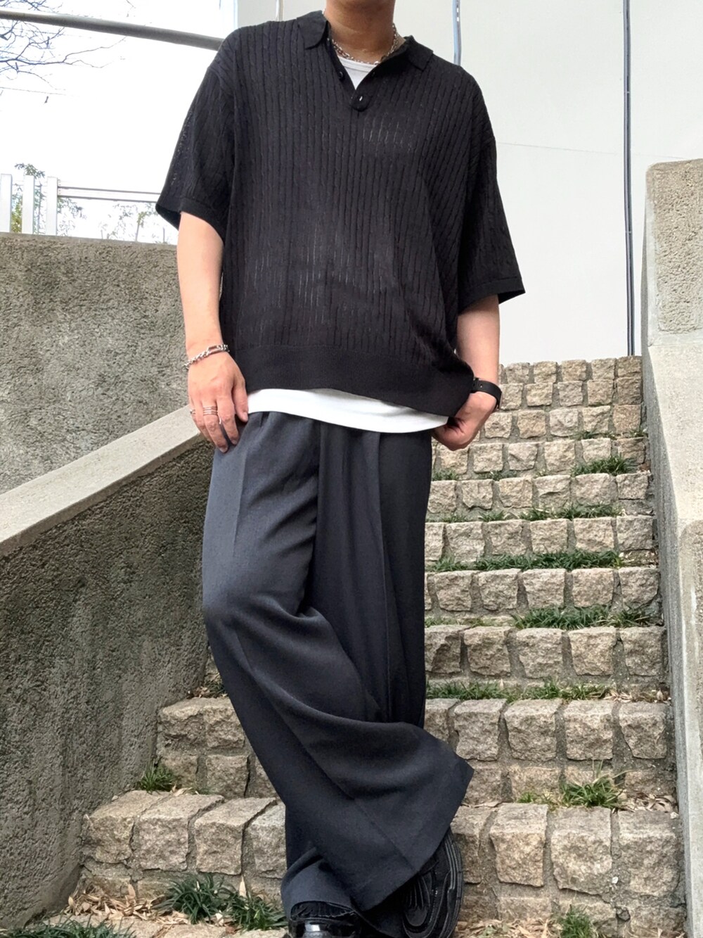 ブラック系のシャツ/ブラウス、ブラック系のスラックス、ブラック系のその他シューズを着用したメンズの春コーディネートの5枚目の写真