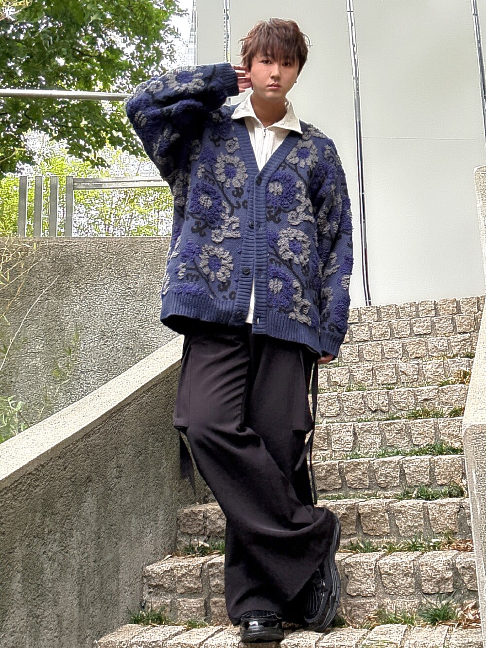 ブラック系のカーゴパンツ、ブルー系のカーディガン/ボレロ、ベージュ系のTシャツ/カットソーを着用したメンズの秋コーディネートの3枚目の写真