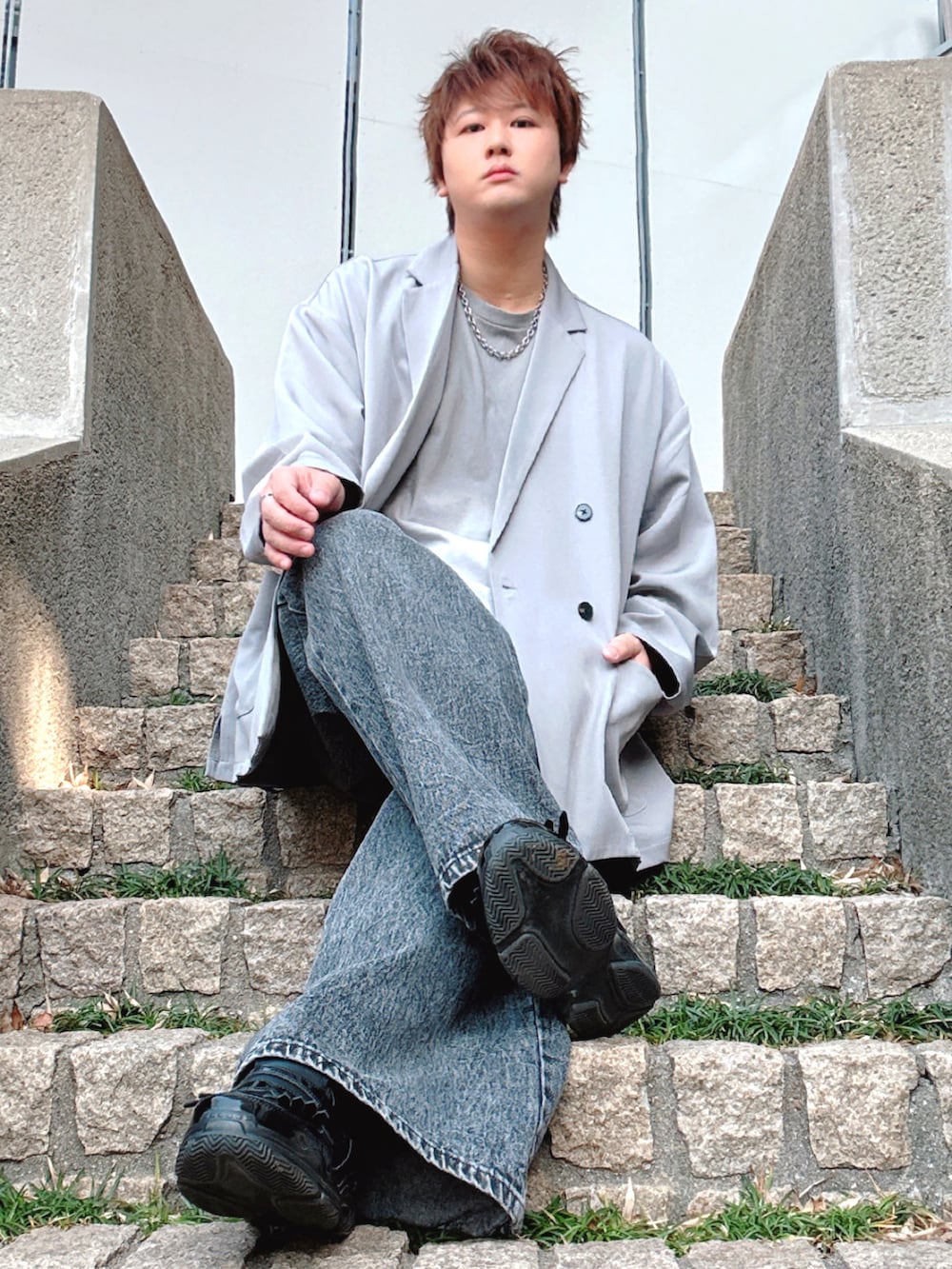 ブラック系のデニムパンツ、グレー系のセットアップ、グレー系のTシャツ/カットソーを着用したメンズの春コーディネートの5枚目の写真