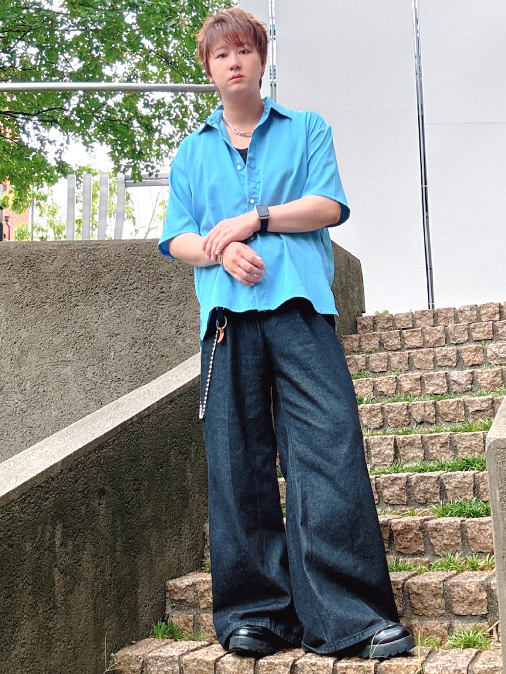 ブラック系のデニムパンツ、ブルー系のシャツ/ブラウスを着用したメンズの夏コーディネートの4枚目の写真