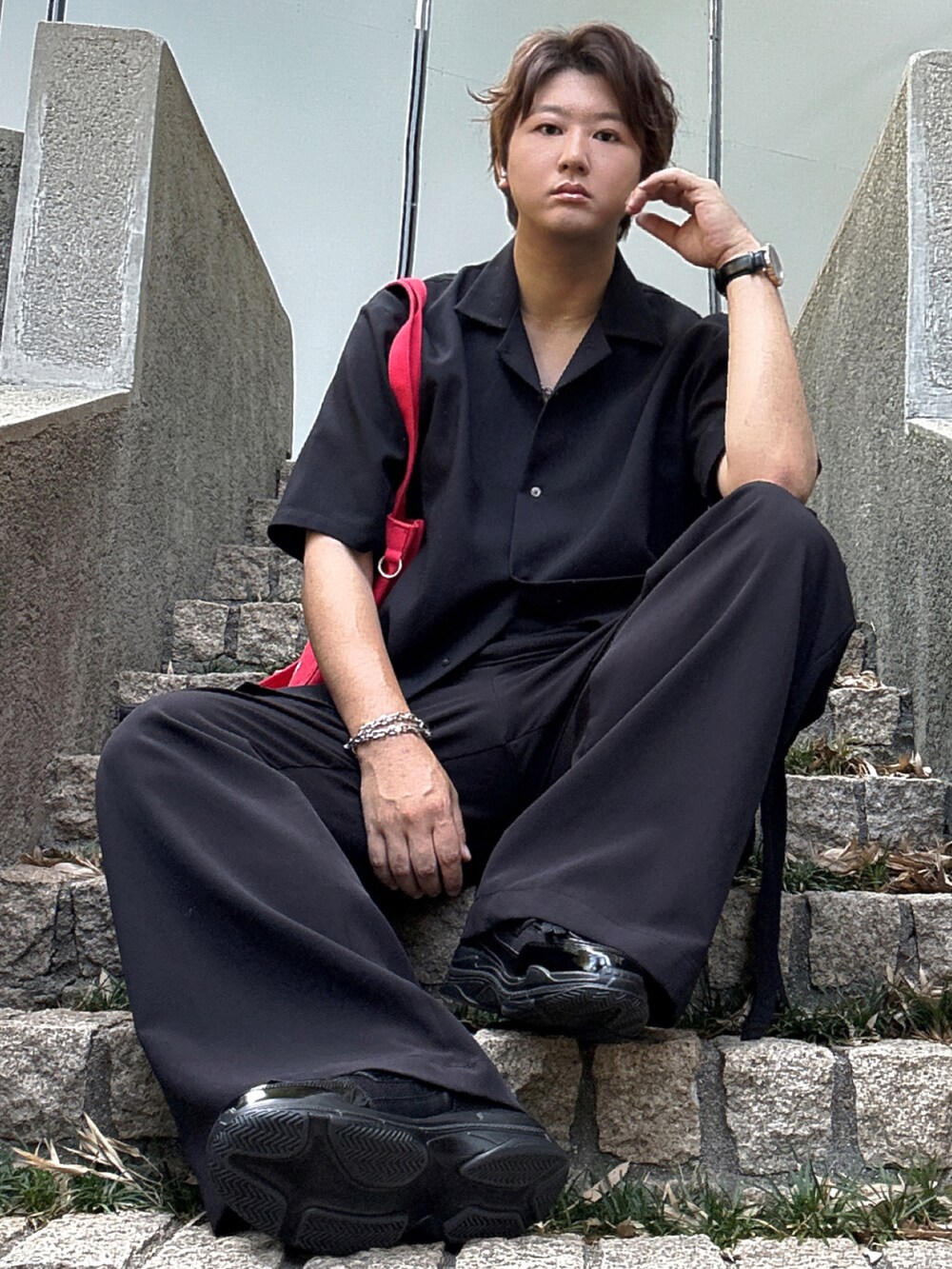 ブラック系のカーゴパンツ、レッド系のトートバッグ、ブラック系のシャツ/ブラウスを着用したメンズの秋コーディネートの4枚目の写真