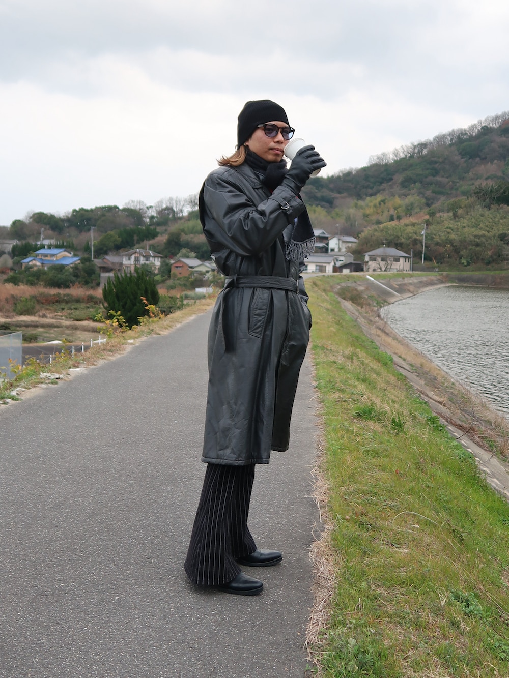 ブラック系のジャケット/アウターを着用したメンズの冬コーディネートの3枚目の写真