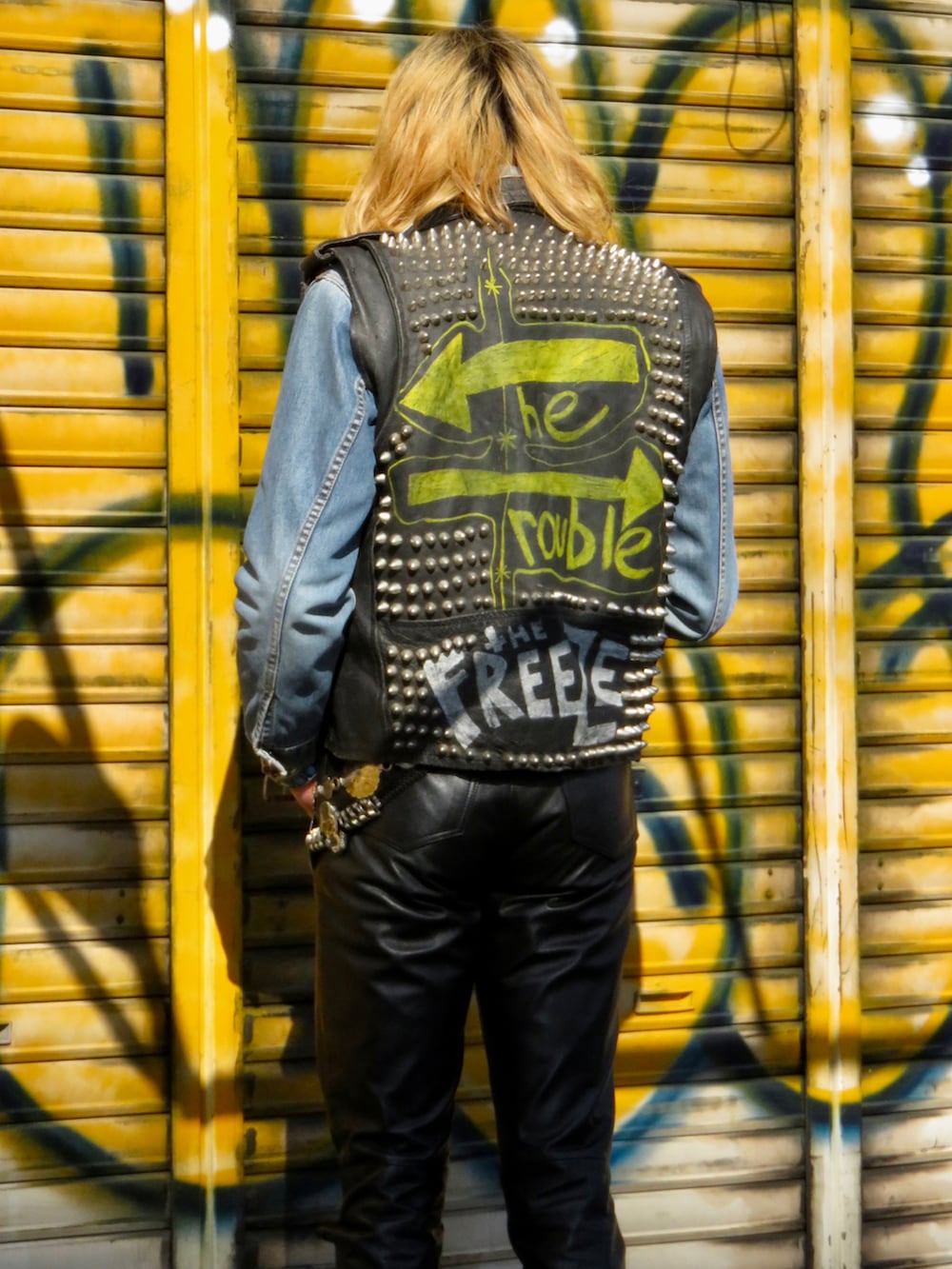 「パンクロック、パンクファッション、ロックンロール、鋲ジャン、rocknroll、レザーパンツ、春服コーデ、春アウター、デニムジャケット、ロン毛、古着コーデ、vintage、80s、70s、punk rock」｜「VINTAGEのアイテム（パンツ、ブラック系）」を使った、hagiooonさん（メンズ・180cm）の冬コーディネートの3枚目の写真