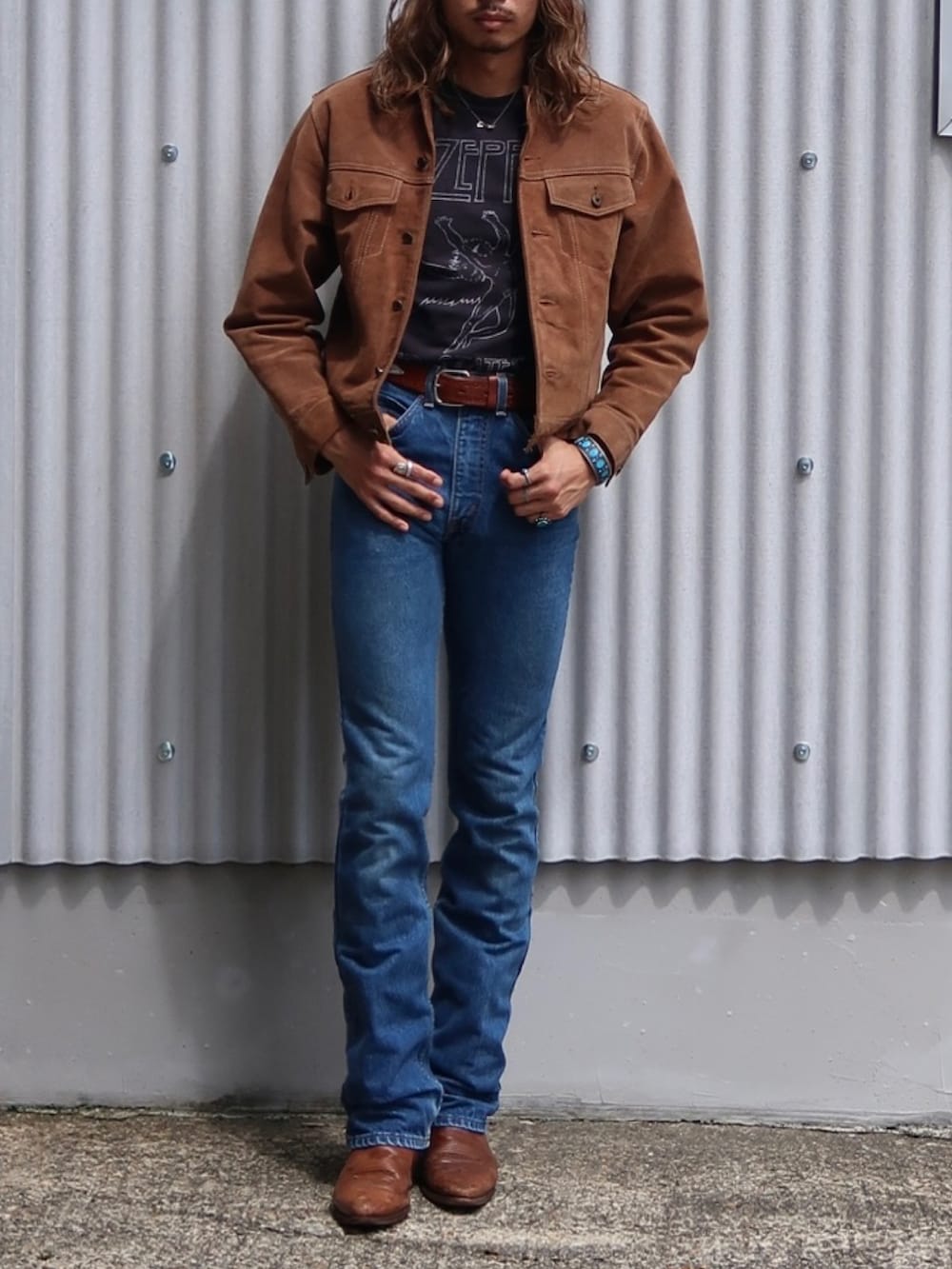 「レザージャケット、Levi's、フレアパンツ、ジーンズ、デニムパンツ、アメカジ、アメカジコーデ、サングラス、ロン毛、革靴、秋コーデ」｜「Levi'sのアイテム（デニムパンツ、ブルー系）」を使った、hagiooonさん（メンズ・180cm）の秋コーディネートの3枚目の写真