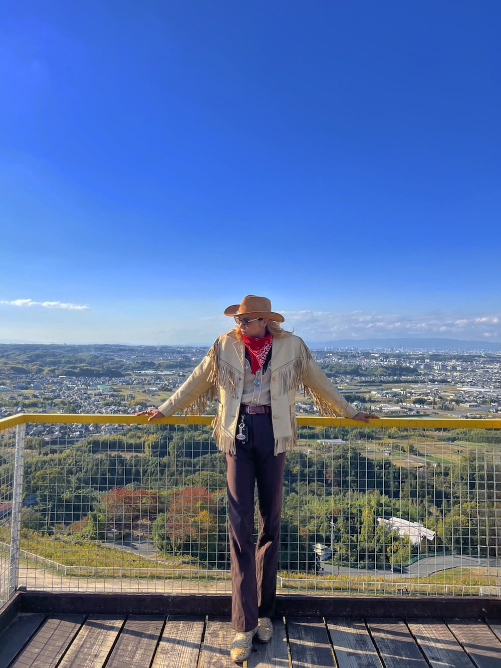 ベージュ系のブーツ、ブルー系のデニムパンツを着用したメンズの冬コーディネートの2枚目の写真