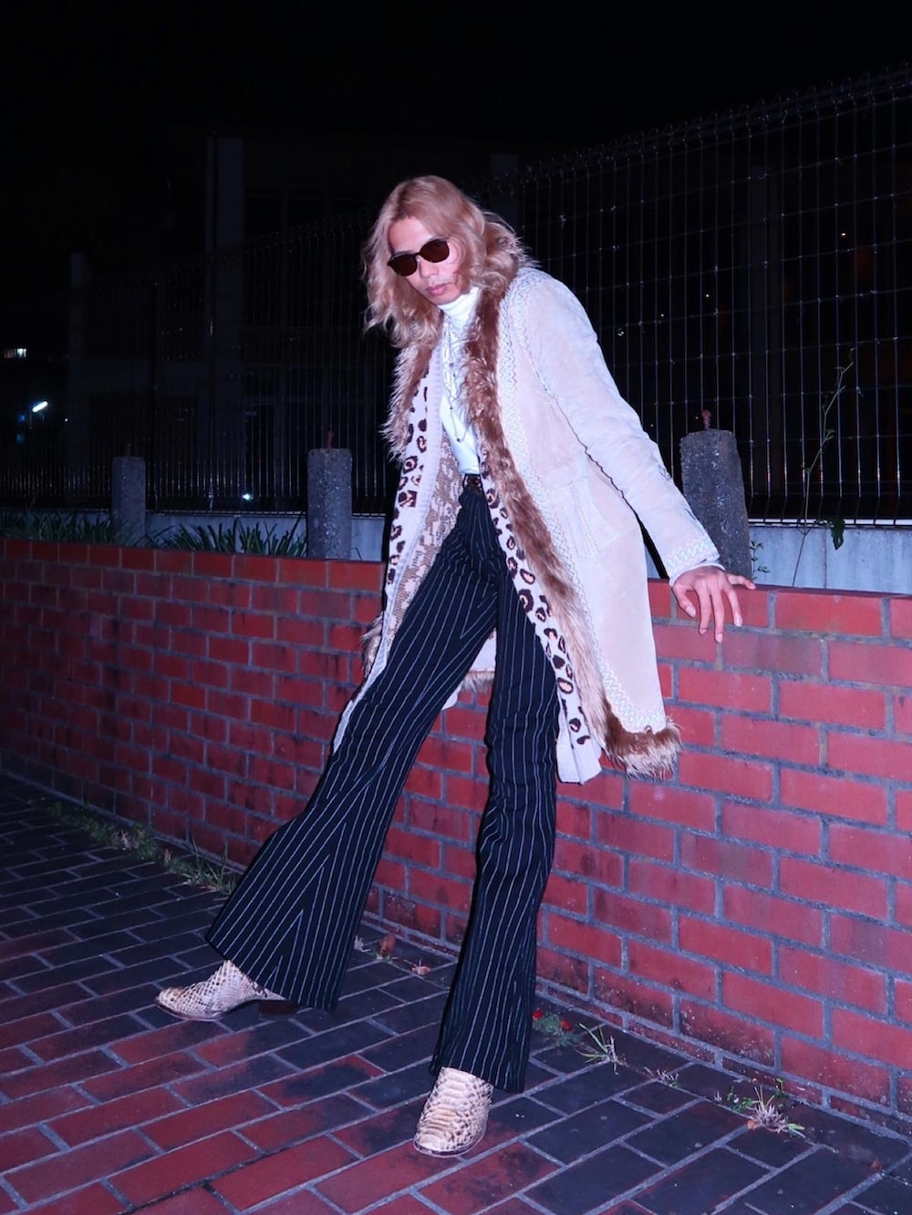 「ベルボトム、フレアパンツ、ガウン、レオパード、ウエスタンブーツ、70s、ガウンニット、夜のスナップ、UNIQLO、ロン毛、冬のコーデ、スラックス、サングラス、おしゃれさんと繋がりたい、大人カジュアル」｜「VINTAGEのアイテム（カーディガン/ボレロ、ベージュ系）」を使った、hagiooonさん（メンズ・180cm）の冬コーディネートの3枚目の写真
