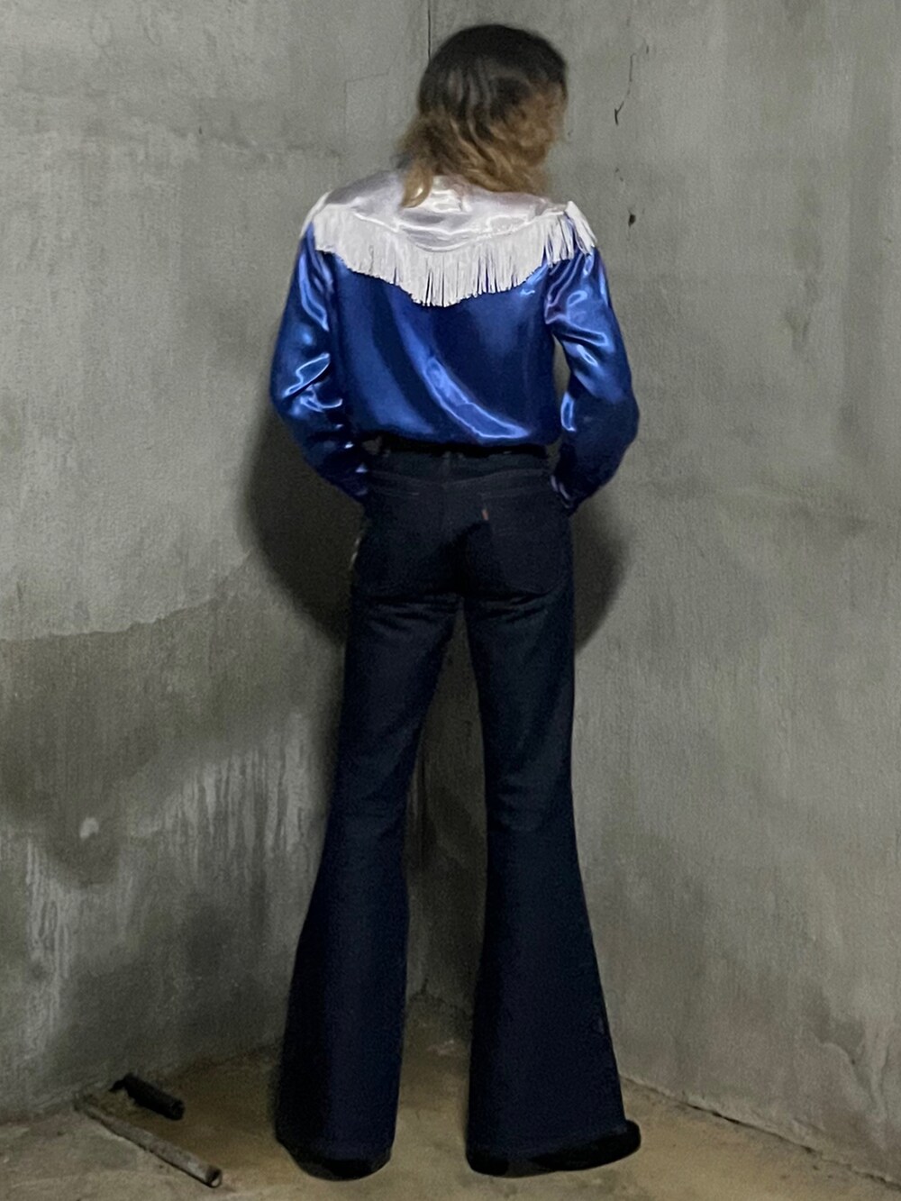 ブルー系のデニムパンツ、ブルー系のシャツ/ブラウス、ブラック系のブーツを着用したメンズの夏コーディネートの3枚目の写真