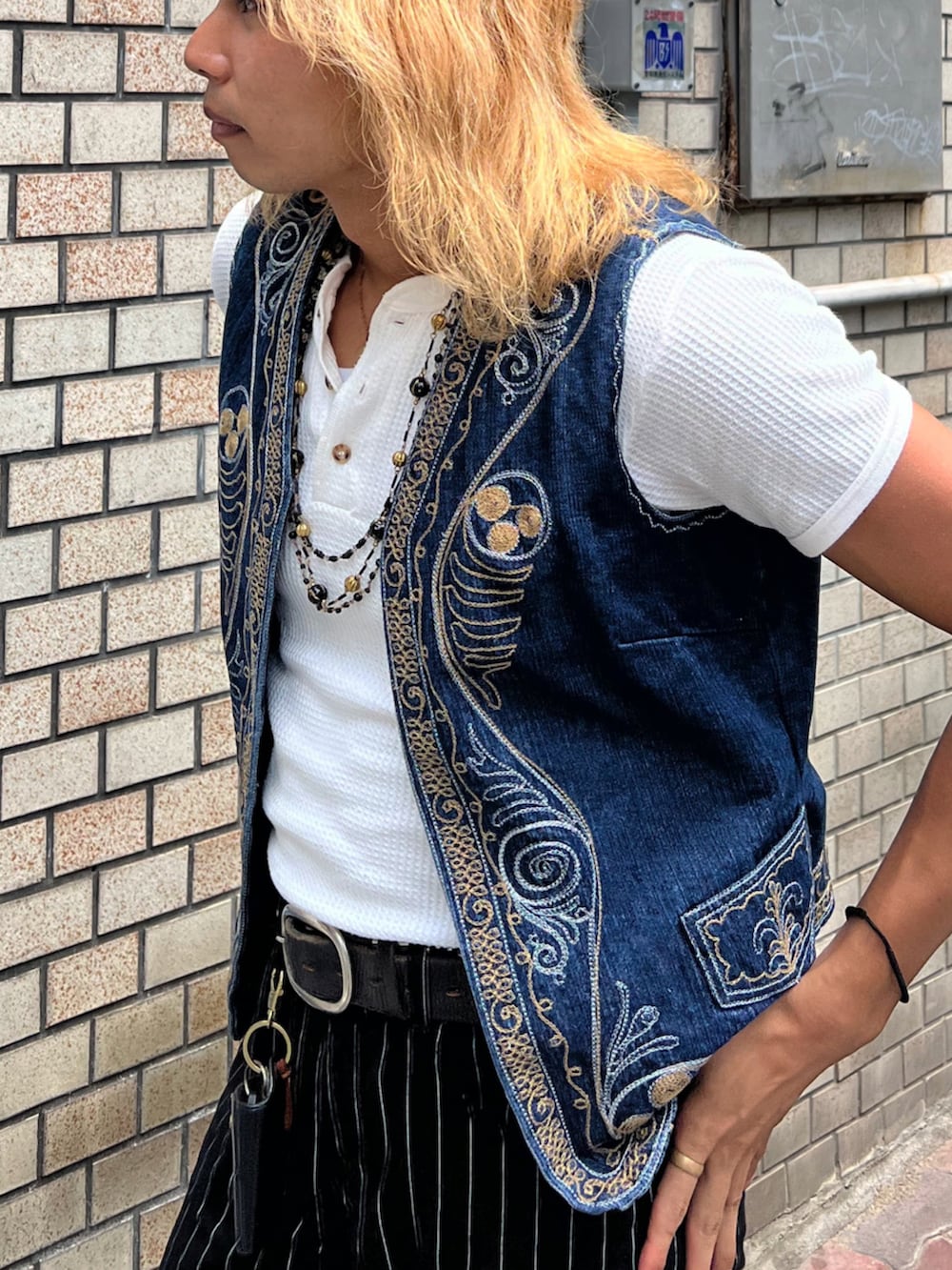 「ベスト、ベストコーデ、オトナカジュアル、70s、ベルボトム、フレアパンツ、flared pants、デニムベスト、厚底ブーツ、大人コーデ、秋物準備はじめました、秋服、ストライプ、ロン毛、秋コーデ」｜「VINTAGEのアイテム（スラックス、ブラック系）」を使った、hagiooonさん（メンズ・180cm）の秋コーディネートの3枚目の写真