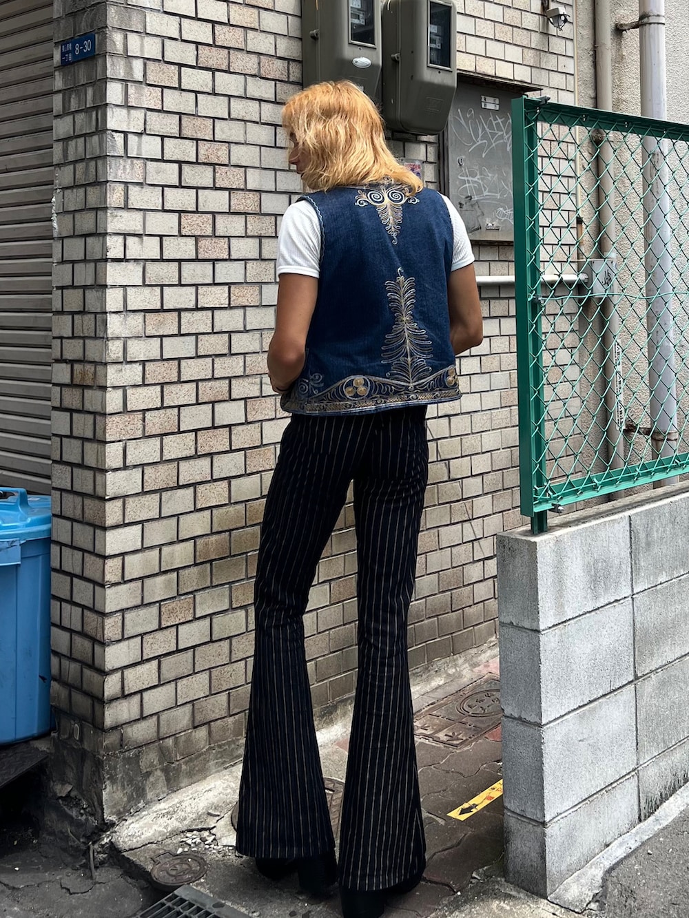 「ベスト、ベストコーデ、オトナカジュアル、70s、ベルボトム、フレアパンツ、flared pants、デニムベスト、厚底ブーツ、大人コーデ、秋物準備はじめました、秋服、ストライプ、ロン毛、秋コーデ」｜「VINTAGEのアイテム（スラックス、ブラック系）」を使った、hagiooonさん（メンズ・180cm）の秋コーディネートの2枚目の写真