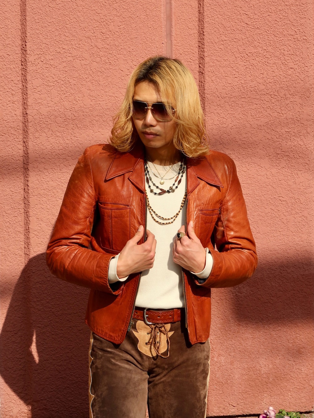 「vintage、vintagefashion、ベルボトム、レザージャケット、レザーパンツ、ウエスタンブーツ、古着、古着好きな人と繋がりたい、ロン毛、古着コーデ、ブラウンコーデ、服好きな人と繋がりたい、ブーツ、ジャケット、レザー」｜「VINTAGEのアイテム（その他パンツ、ブラウン系）」を使った、hagiooonさん（メンズ・180cm）の冬コーディネートの2枚目の写真