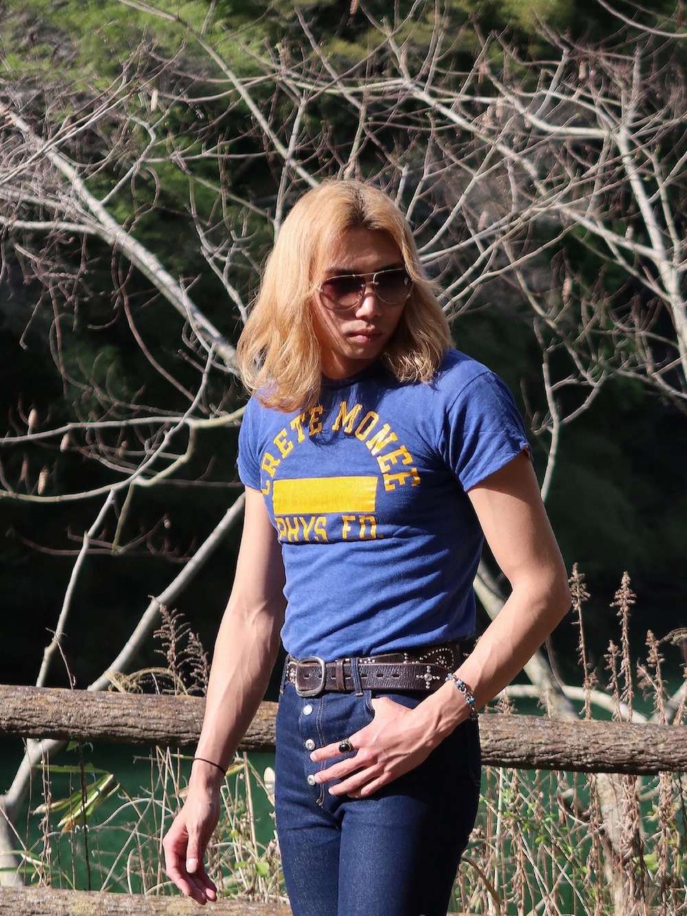 ブルー系のTシャツ/カットソーを着用したメンズの春コーディネートの2枚目の写真
