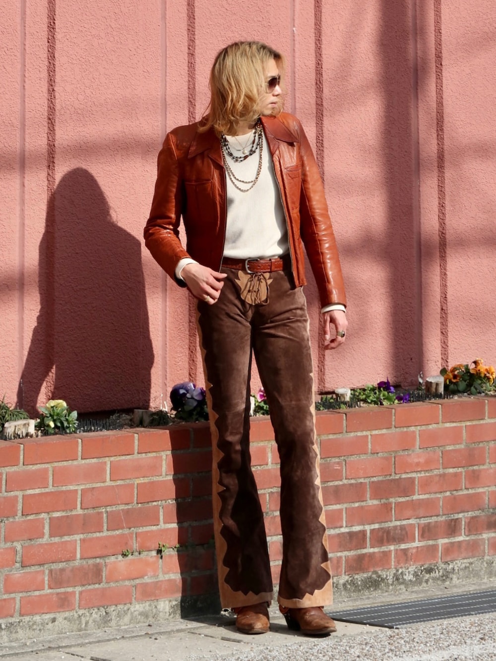 「vintage、vintagefashion、ベルボトム、レザージャケット、レザーパンツ、ウエスタンブーツ、古着、古着好きな人と繋がりたい、ロン毛、古着コーデ、ブラウンコーデ、服好きな人と繋がりたい、ブーツ、ジャケット、レザー」｜「VINTAGEのアイテム（その他パンツ、ブラウン系）」を使った、hagiooonさん（メンズ・180cm）の冬コーディネートの3枚目の写真
