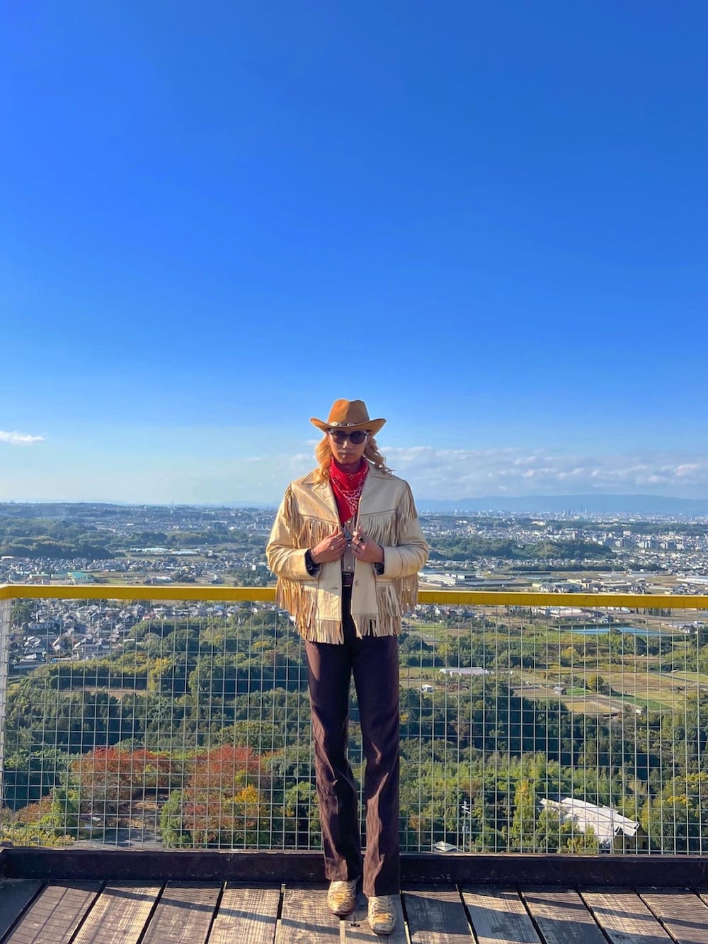 ベージュ系のブーツ、ブルー系のデニムパンツを着用したメンズの冬コーディネートの4枚目の写真