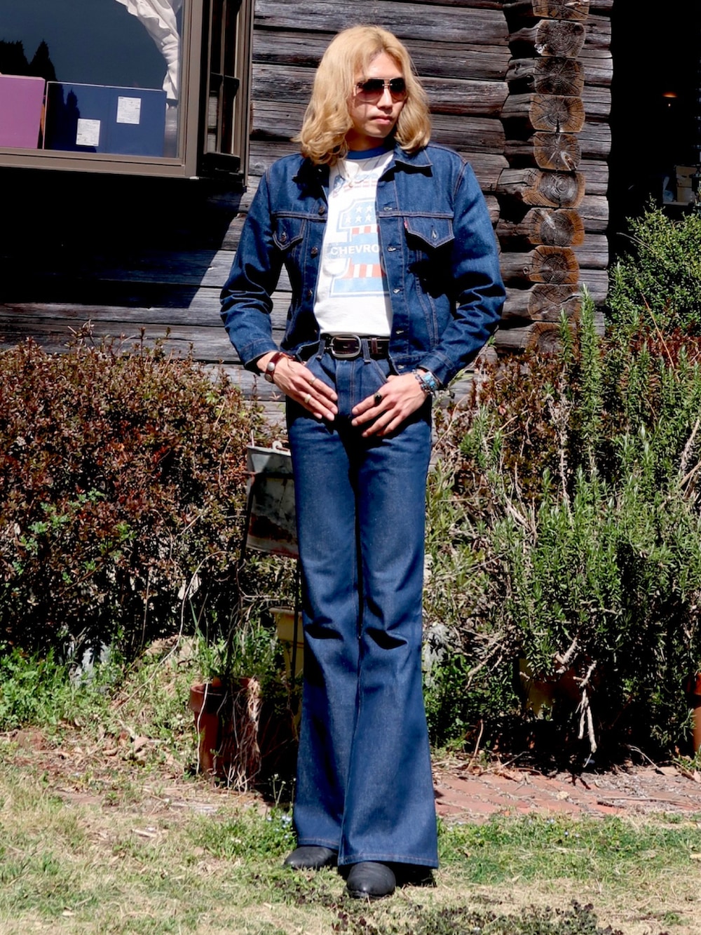 「春コーデ、春、春服デビュー宣言、春ファッション、デニムオンデニム、デニムスタイル、Levis70505、Levis684、ベルボトム、パンタロン、フレアパンツ、ロン毛、サングラス、おしゃれさんと繋がりたい、春服」｜「Levi'sのアイテム（デニムパンツ、ブルー系）」を使った、hagiooonさん（メンズ・180cm）の春コーディネートの3枚目の写真