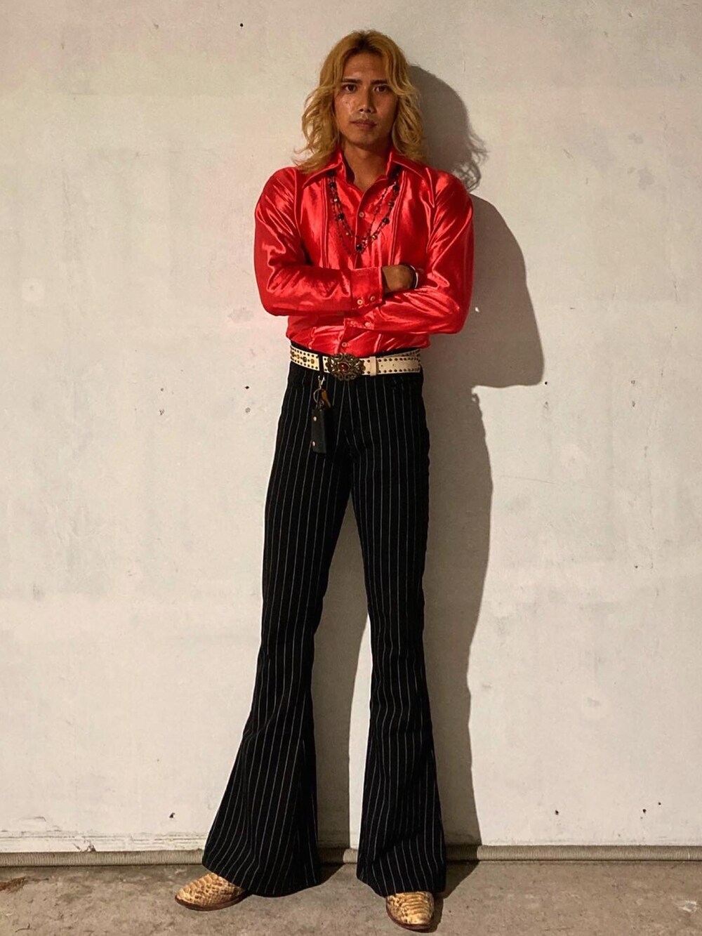 ブラック系のスラックス、ベージュ系のブーツ、レッド系のシャツ/ブラウスを着用したメンズの秋コーディネートの3枚目の写真