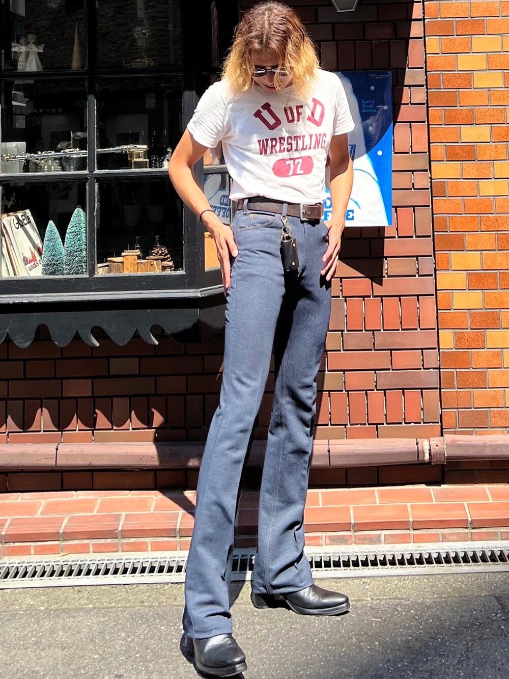 ブルー系のデニムパンツ、ホワイト系のTシャツ/カットソー、ブラック系のブーツを着用したメンズの夏コーディネートの2枚目の写真