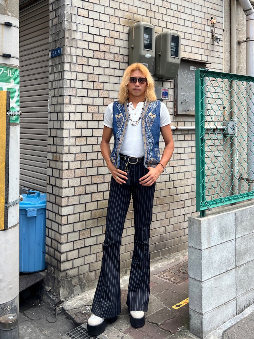 「ベスト、ベストコーデ、オトナカジュアル、70s、ベルボトム、フレアパンツ、flared pants、デニムベスト、厚底ブーツ、大人コーデ、秋物準備はじめました、秋服、ストライプ、ロン毛、秋コーデ」｜「VINTAGEのアイテム（スラックス、ブラック系）」を使った、hagiooonさん（メンズ・180cm）の秋コーディネートの4枚目の写真