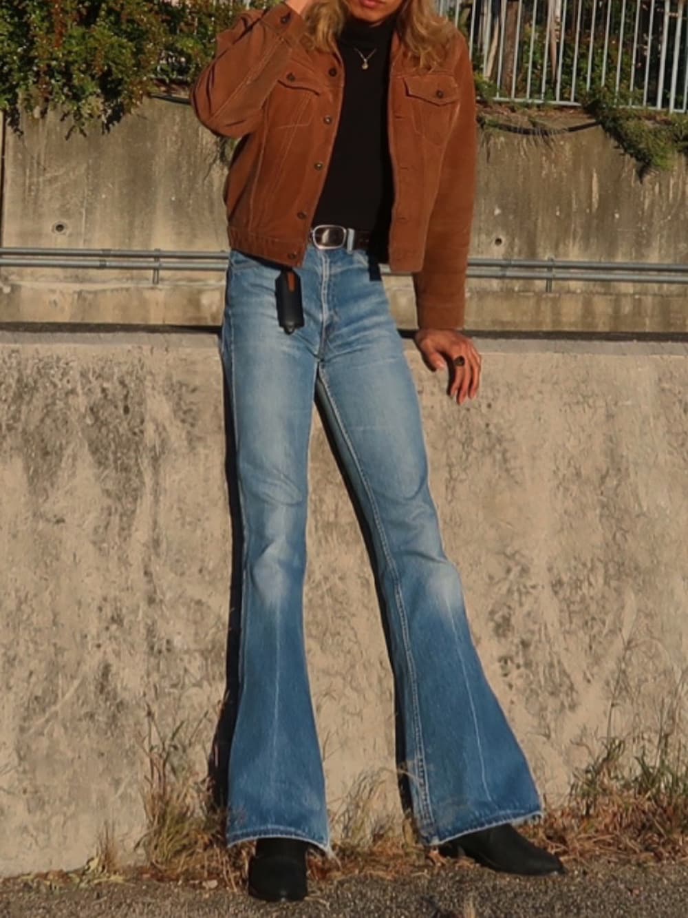 ブルー系のデニムパンツ、ブラック系のブーツ、ブラック系のTシャツ/カットソーを着用したメンズの冬コーディネートの2枚目の写真