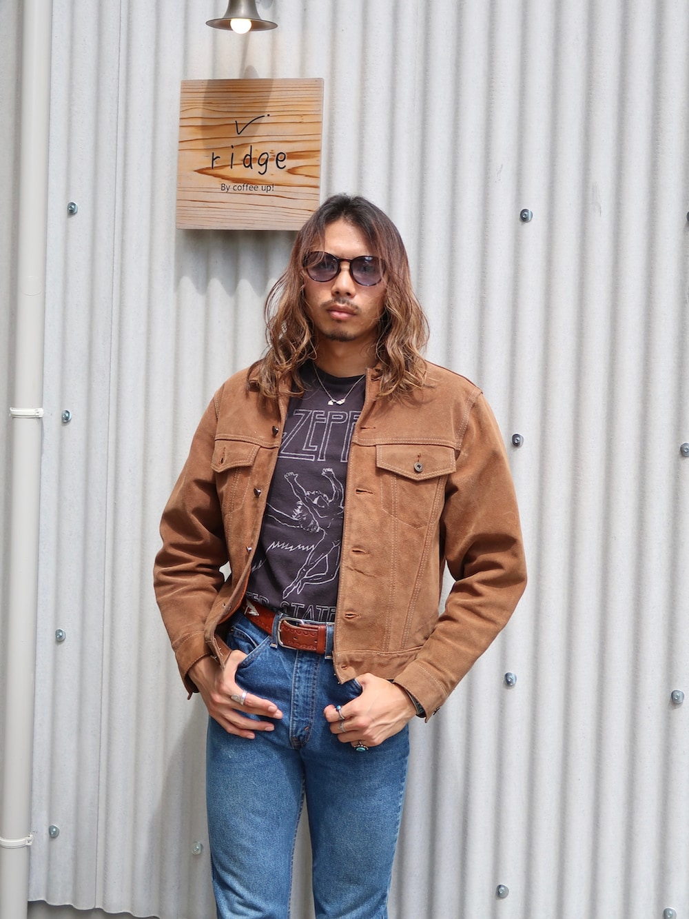 「レザージャケット、Levi's、フレアパンツ、ジーンズ、デニムパンツ、アメカジ、アメカジコーデ、サングラス、ロン毛、革靴、秋コーデ」｜「Levi'sのアイテム（デニムパンツ、ブルー系）」を使った、hagiooonさん（メンズ・180cm）の秋コーディネートの2枚目の写真
