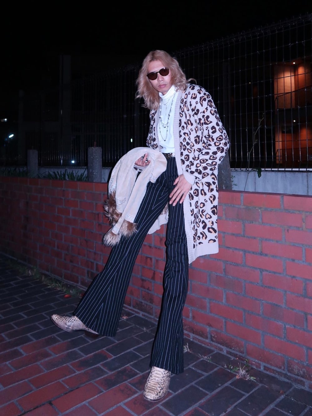 「ベルボトム、フレアパンツ、ガウン、レオパード、ウエスタンブーツ、70s、ガウンニット、夜のスナップ、UNIQLO、ロン毛、冬のコーデ、スラックス、サングラス、おしゃれさんと繋がりたい、大人カジュアル」｜「VINTAGEのアイテム（カーディガン/ボレロ、ベージュ系）」を使った、hagiooonさん（メンズ・180cm）の冬コーディネートの2枚目の写真