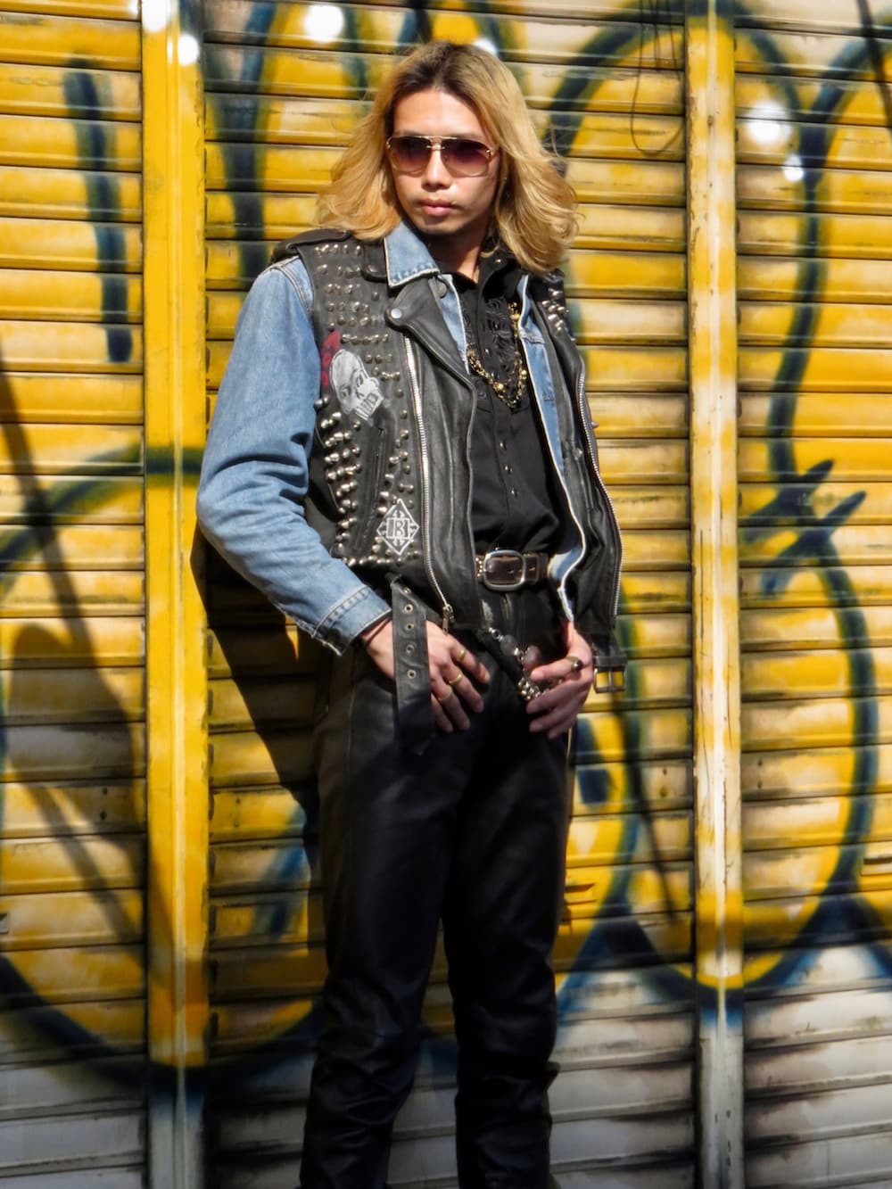 「パンクロック、パンクファッション、ロックンロール、鋲ジャン、rocknroll、レザーパンツ、春服コーデ、春アウター、デニムジャケット、ロン毛、古着コーデ、vintage、80s、70s、punk rock」｜「VINTAGEのアイテム（パンツ、ブラック系）」を使った、hagiooonさん（メンズ・180cm）の冬コーディネートの2枚目の写真