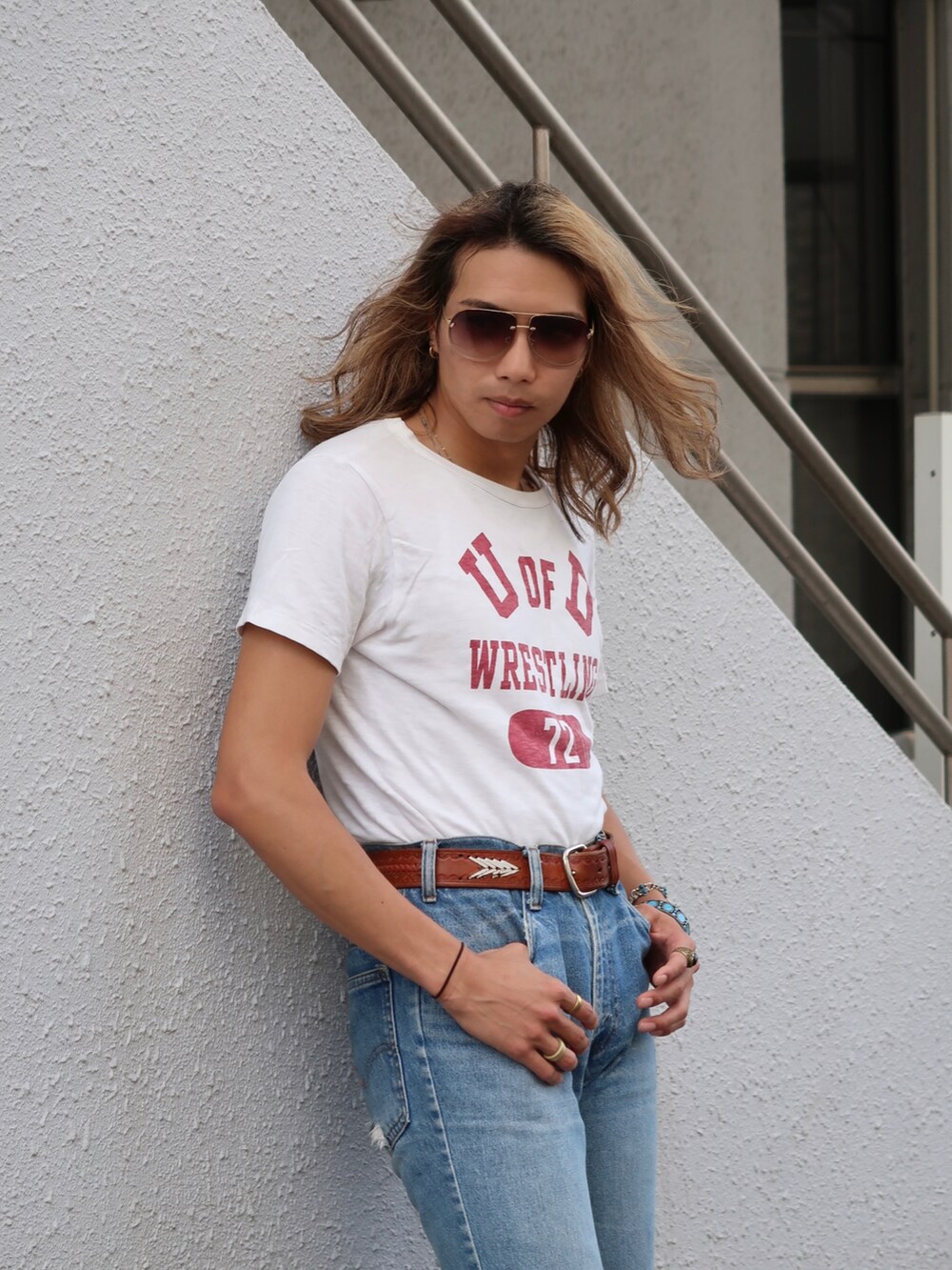 ホワイト系のTシャツ/カットソー、ブルー系のデニムパンツを着用したメンズの夏コーディネートの2枚目の写真