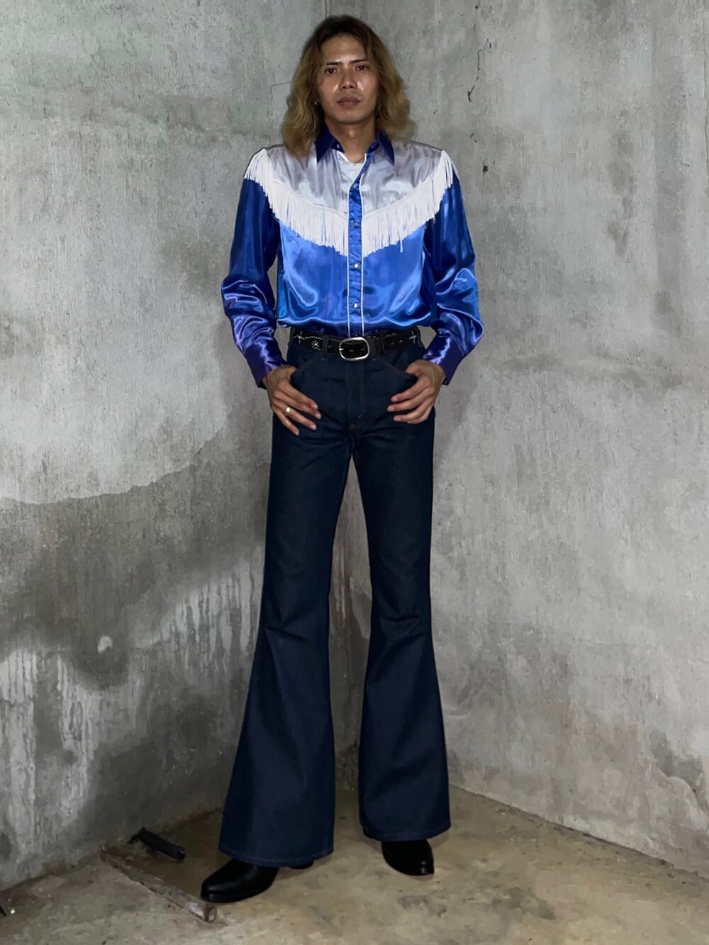 ブルー系のデニムパンツ、ブルー系のシャツ/ブラウス、ブラック系のブーツを着用したメンズの夏コーディネートの2枚目の写真