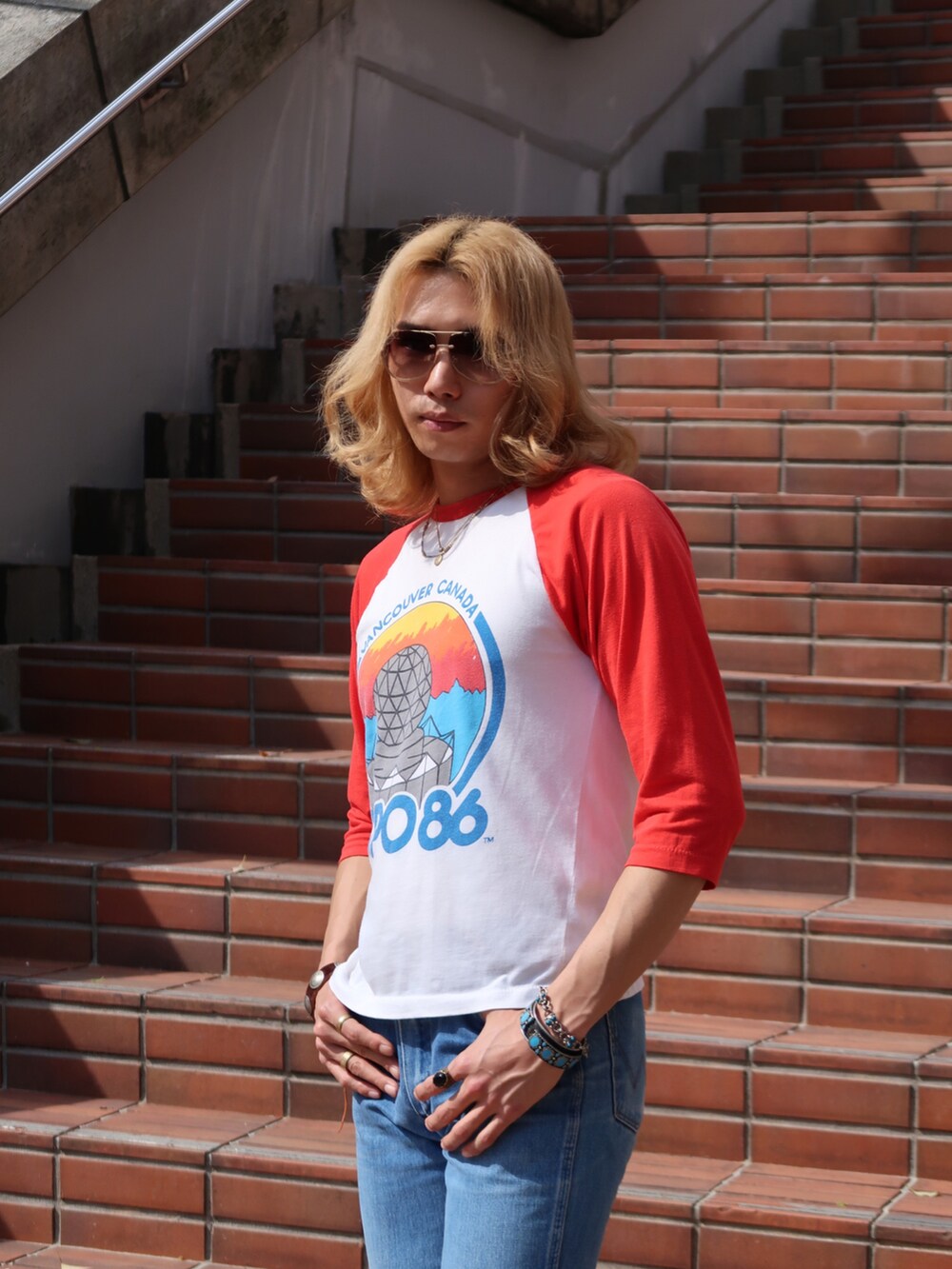 ブルー系のデニムパンツ、ホワイト系のTシャツ/カットソーを着用したメンズの春コーディネートの2枚目の写真