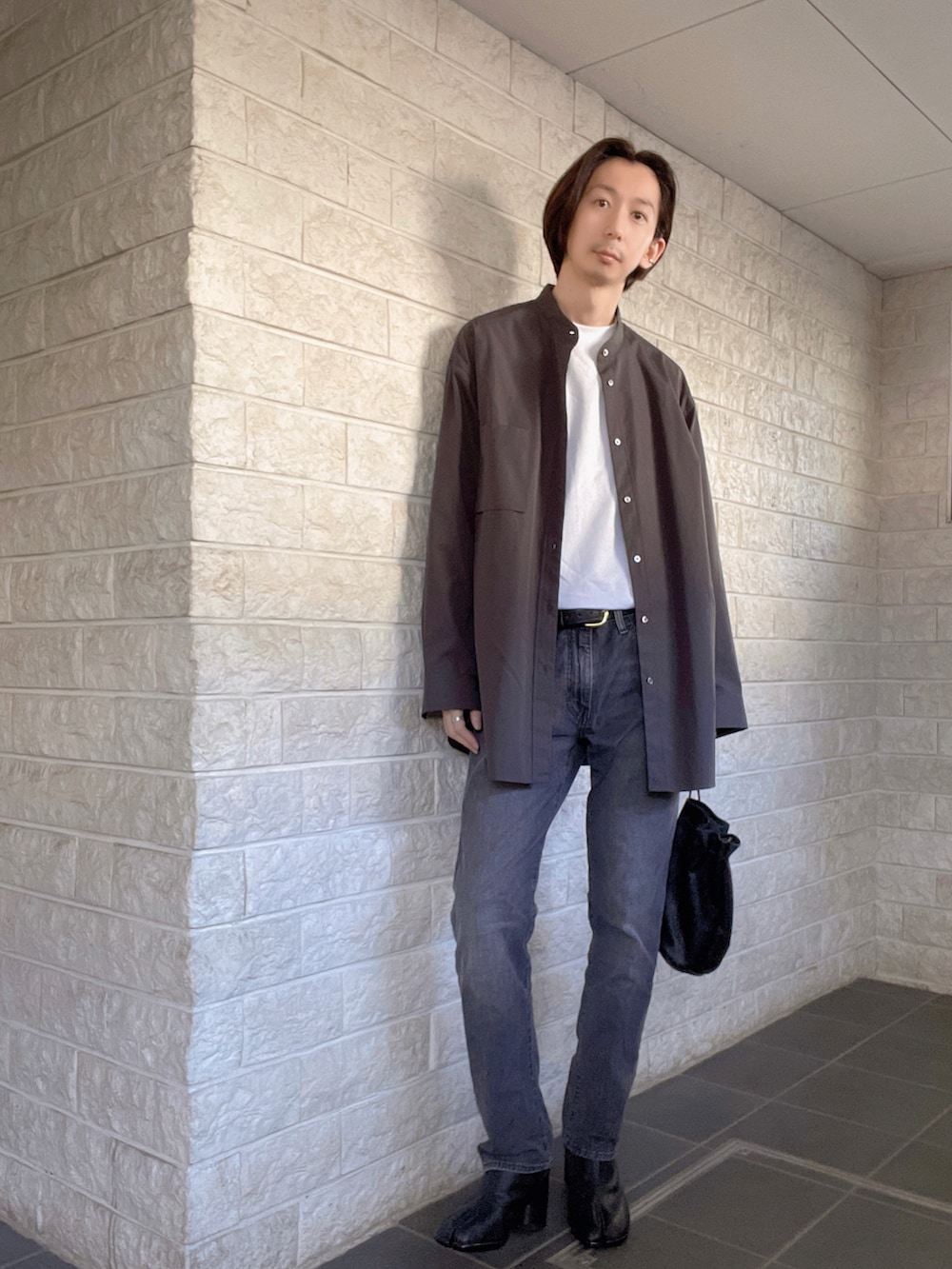 「休日スタイル、オーバーサイズ、おしゃれさんと繋がりたい、シンプル、今日のコーデ、いいね、save、フォローお願いします🤑、韓国ファッション、足袋ブーツ、デニム、ユニクロ、Maison Margiela、UNIQLO+J、UNIQLO、プチプラ、デニムパンツ」｜「UNIQLOのアイテム（シャツ/ブラウス、グレー系）」を使った、Yoshiさん（メンズ・180cm）の秋コーディネートの3枚目の写真