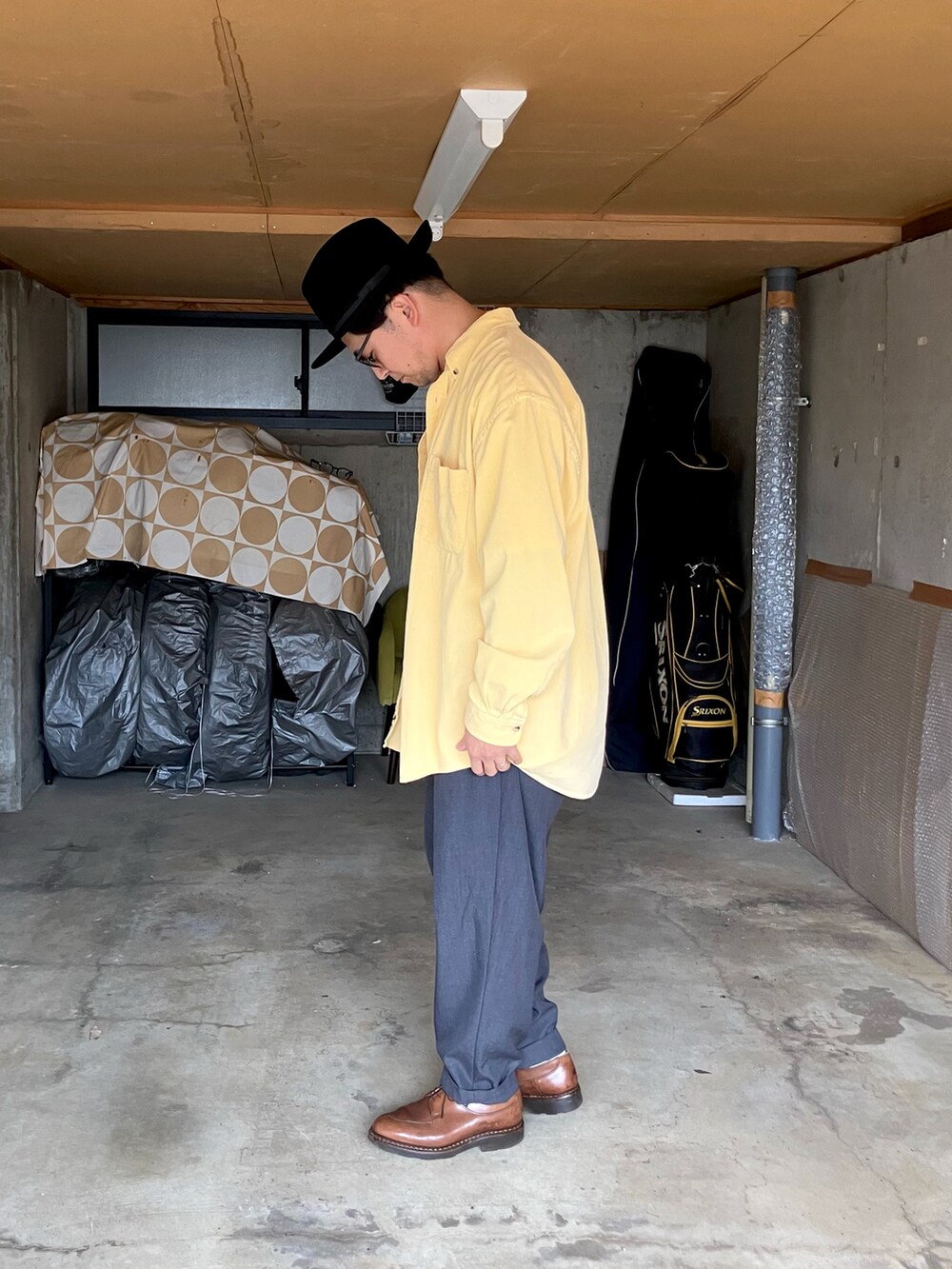 「春めき満開コーデ、春色、休日コーデ、メンズファッション、シンプルスタイル、キレイめ、シンプルコーデ、ファッションを楽しもう、休日スタイル、40代ファッション、シャツスタイル、革靴、初春コーデ、花見コーデ、大人カジュアル」｜「Eddie Bauerのアイテム（シャツ/ブラウス、イエロー系）」を使った、宇宙太（ウチュウタ）さん（メンズ・171cm）の春コーディネートの2枚目の写真