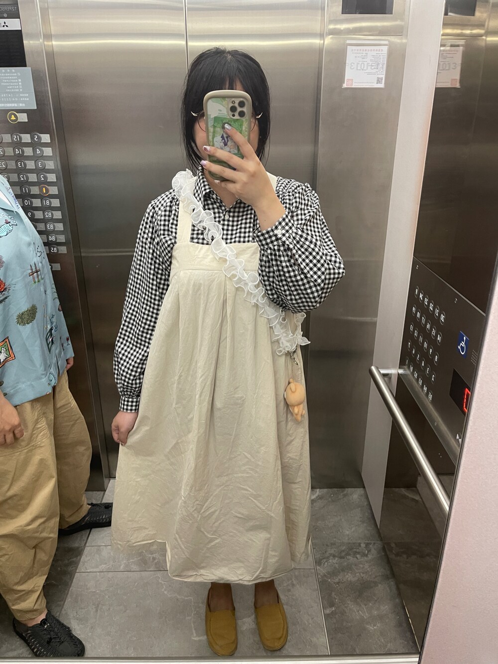 その他のシャツ/ブラウス、ベージュ系のワンピース/ドレス、ホワイト系のサスペンダーを着用したレディースの夏コーディネートの2枚目の写真