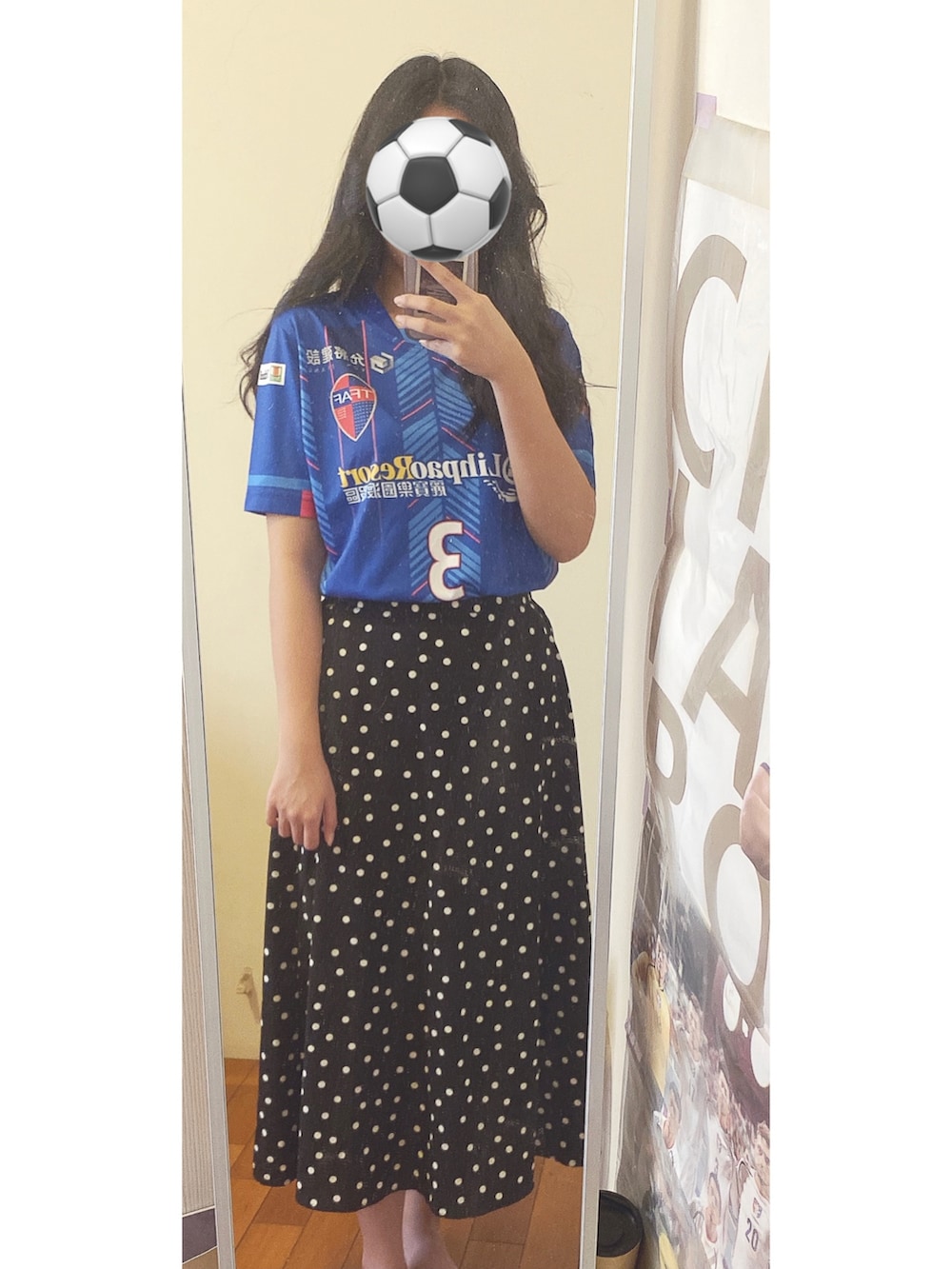 ブルー系のTシャツ/カットソー、ブラック系のスカート、その他のスマホケース/カバーを着用したレディースの秋コーディネートの2枚目の写真