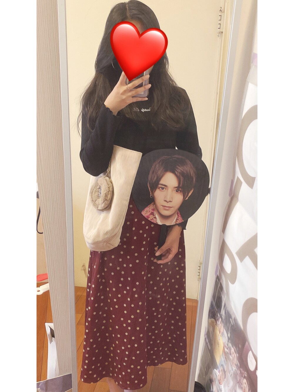 ブラック系のTシャツ/カットソー、レッド系のスカート、ベージュ系のトートバッグを着用したレディースの秋コーディネートの2枚目の写真